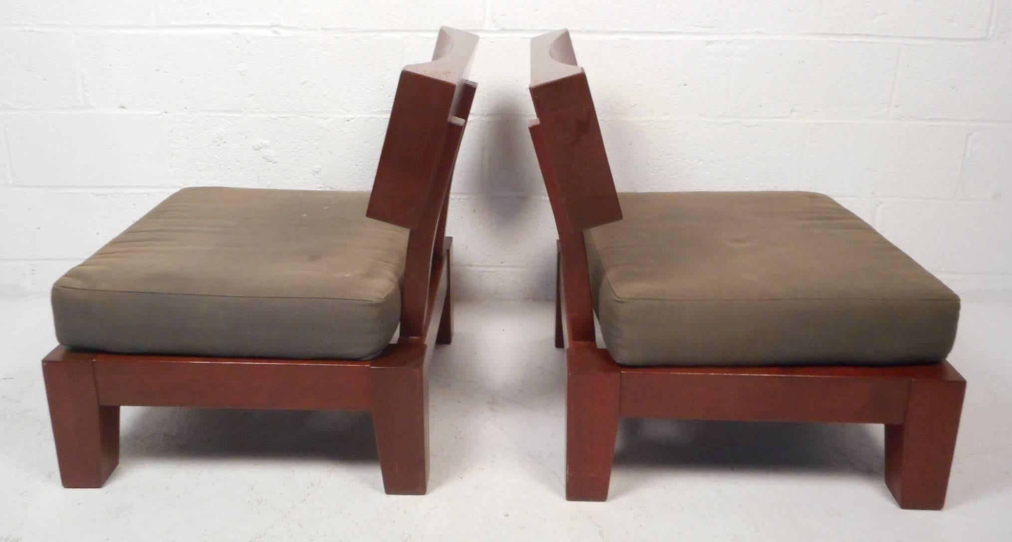 Late 20th Century Impressive Pair of Mid-Century Modern Lounge Chairs