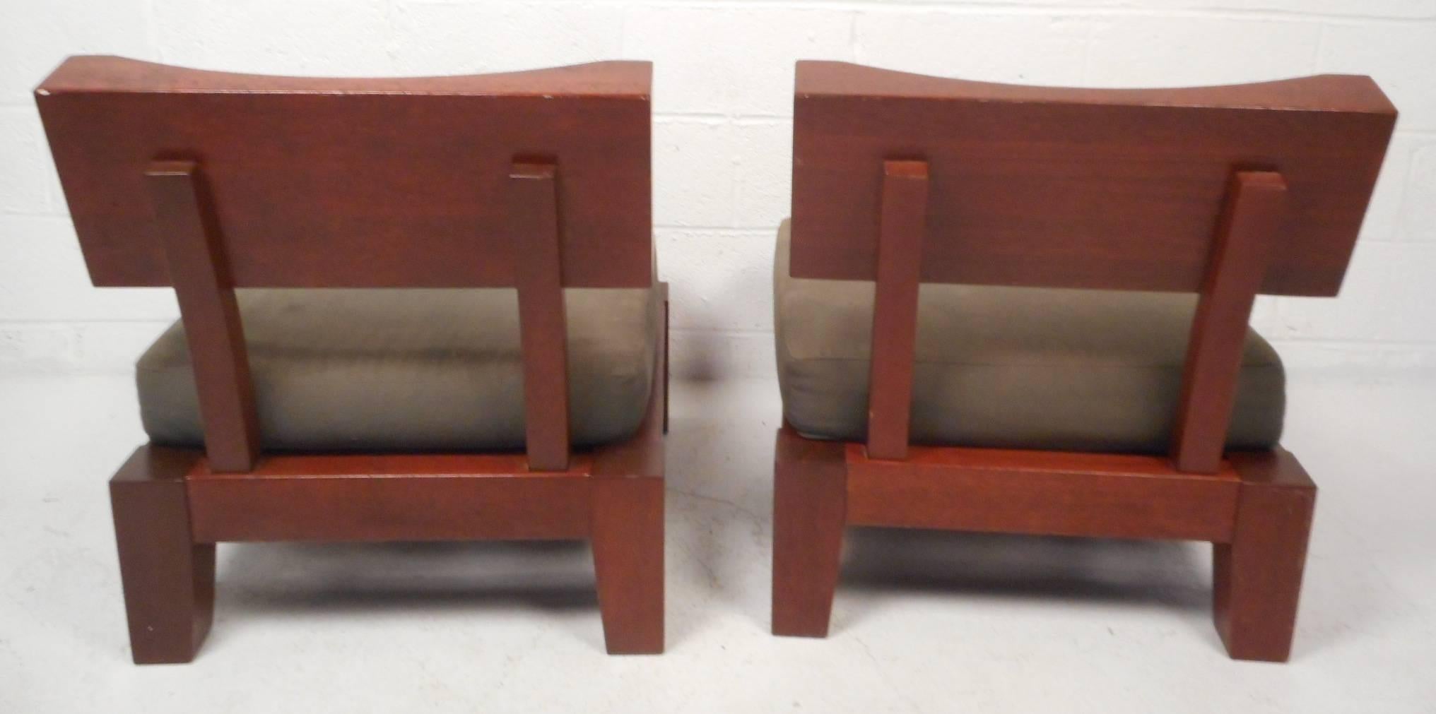 Impressive Pair of Mid-Century Modern Lounge Chairs 1