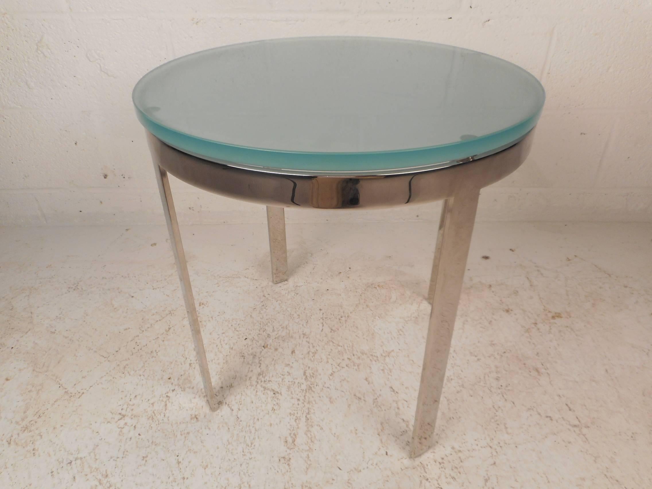 Mid-Century Modern Round Chrome Side Table In Good Condition In Brooklyn, NY