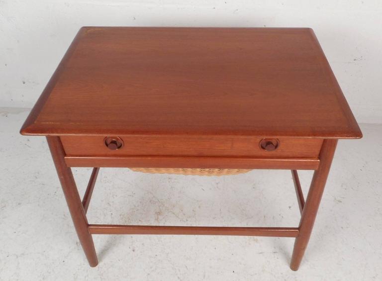 Mid-Century Modern Danish Teak Sewing Basket End Table In Good Condition For Sale In Brooklyn, NY