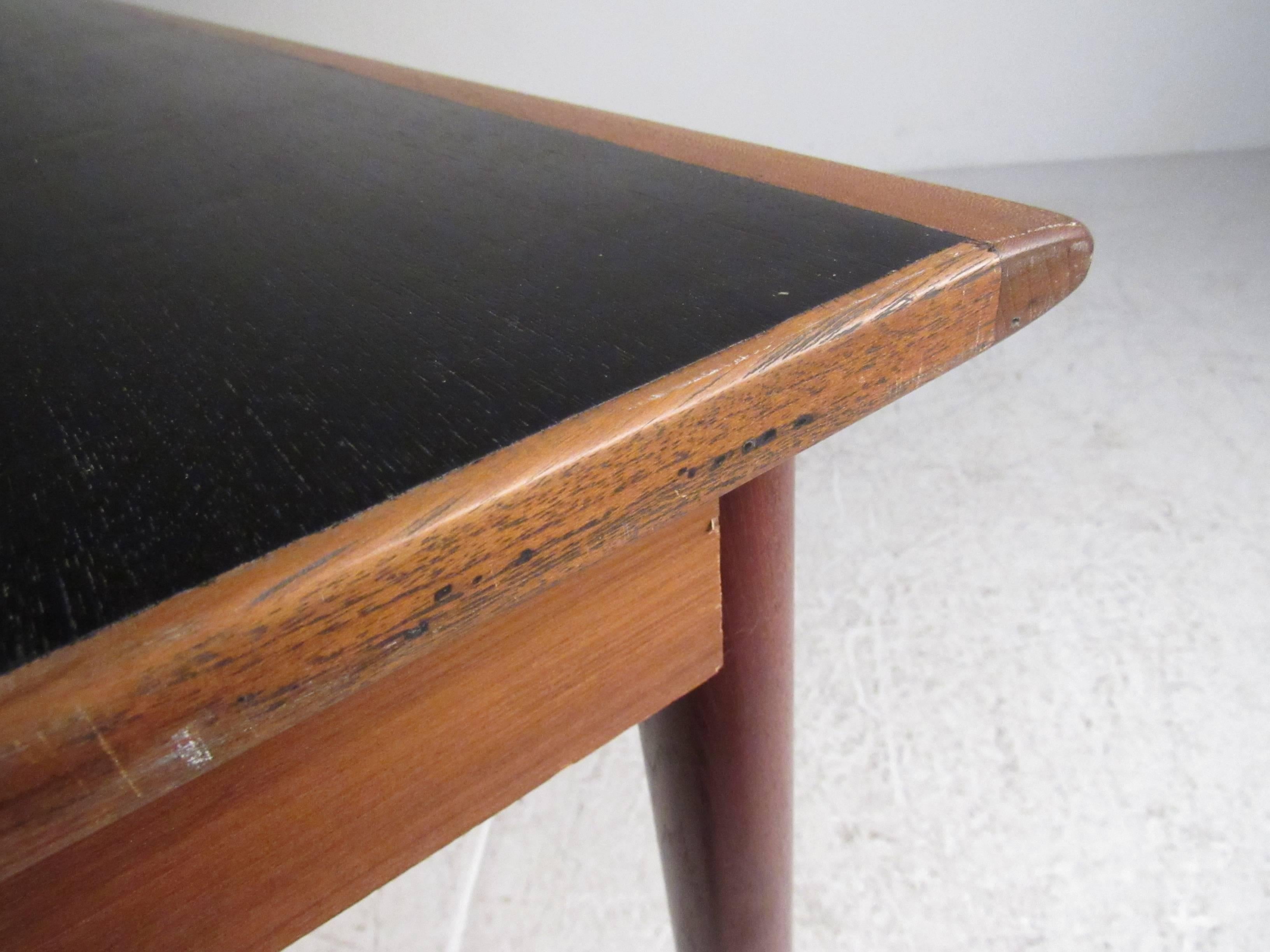 Mid-Century Dux Model 541 Teak Writing Desk In Good Condition In Brooklyn, NY