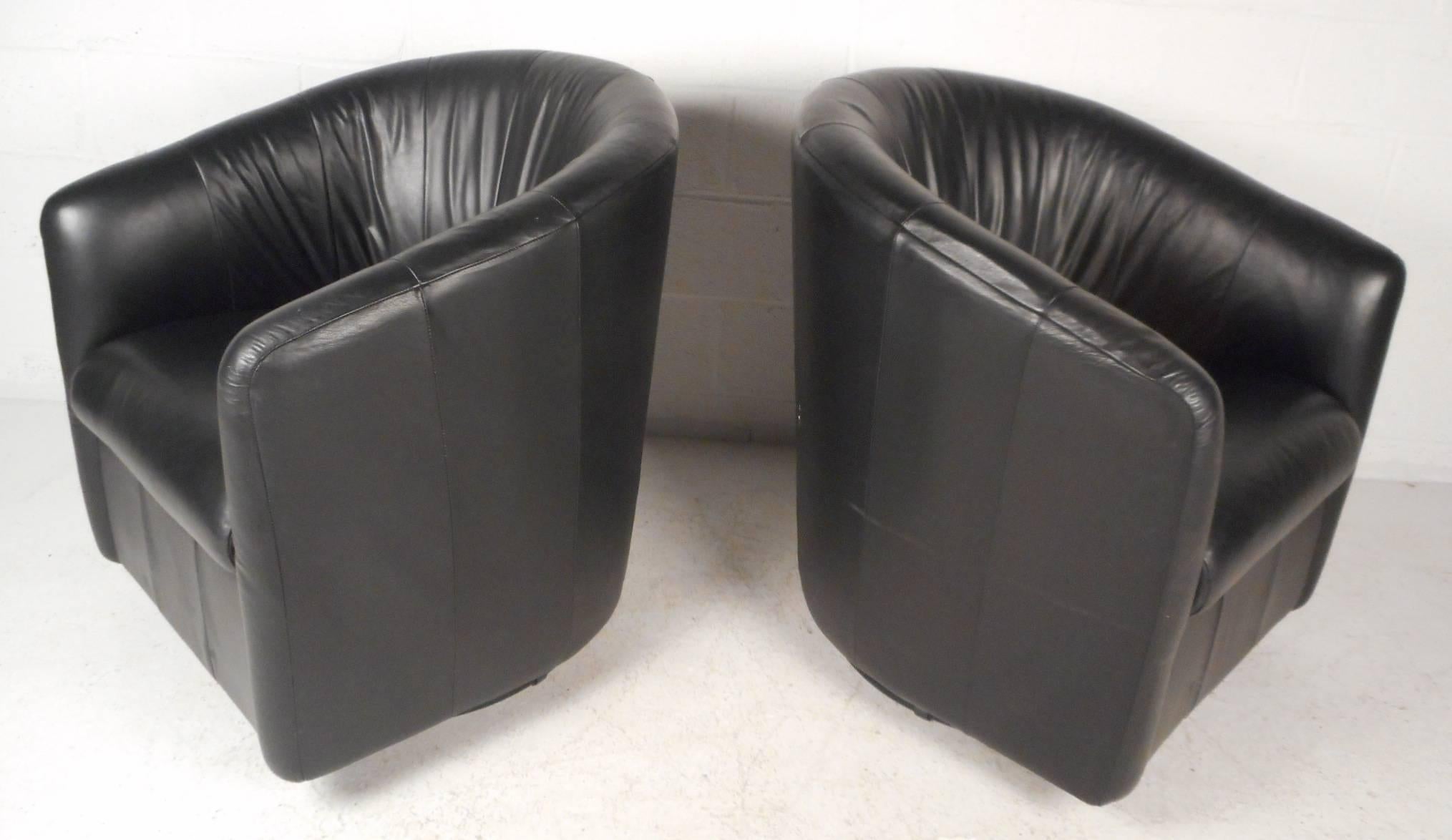 Cette superbe paire de chaises longues vintage modernes est recouverte d'un élégant revêtement en vinyle noir. Un design unique avec un épais coussin rembourré et des accoudoirs inclinés assure un confort optimal. Ces chaises longues à dossier en