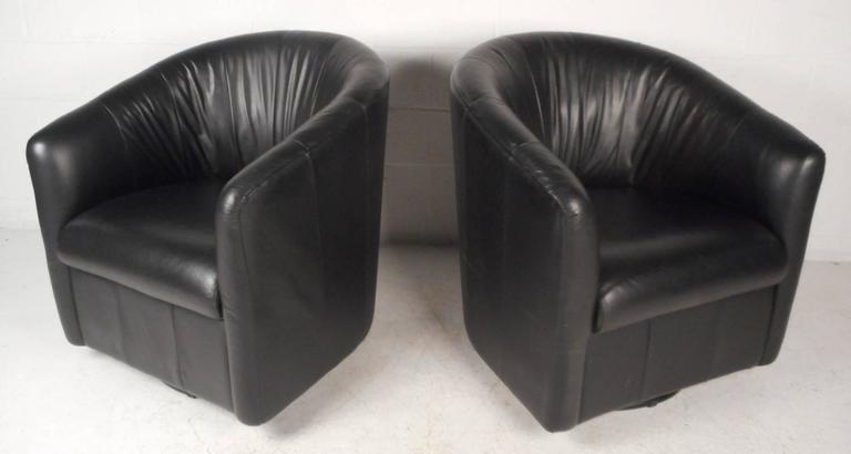 Mid-Century Modern Swivel Barrel Back Lounge Chairs In Good Condition For Sale In Brooklyn, NY