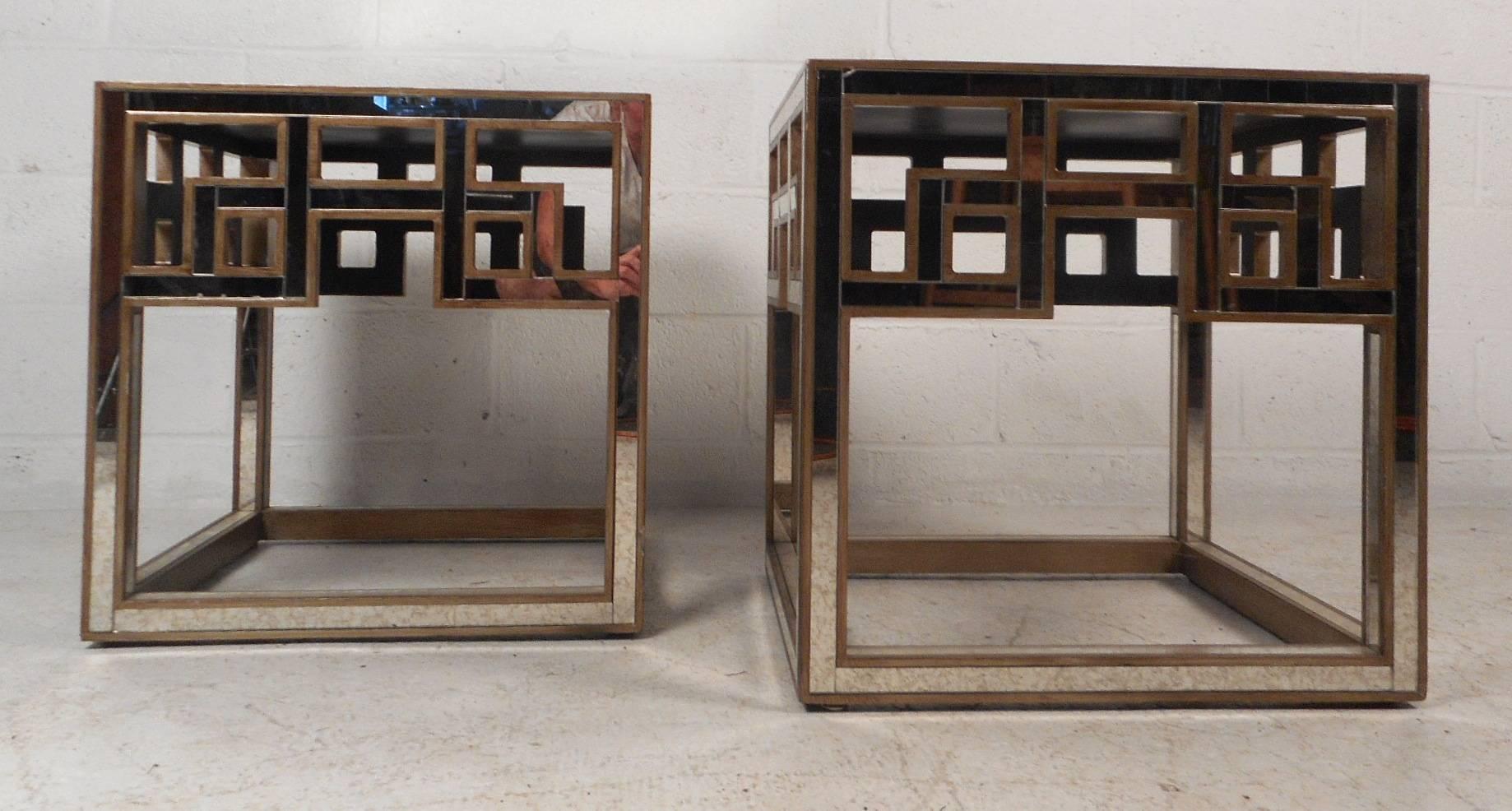 Elegant Pair of Mid-Century Modern Mirrored Hollywood Regency Style End Tables In Good Condition In Brooklyn, NY