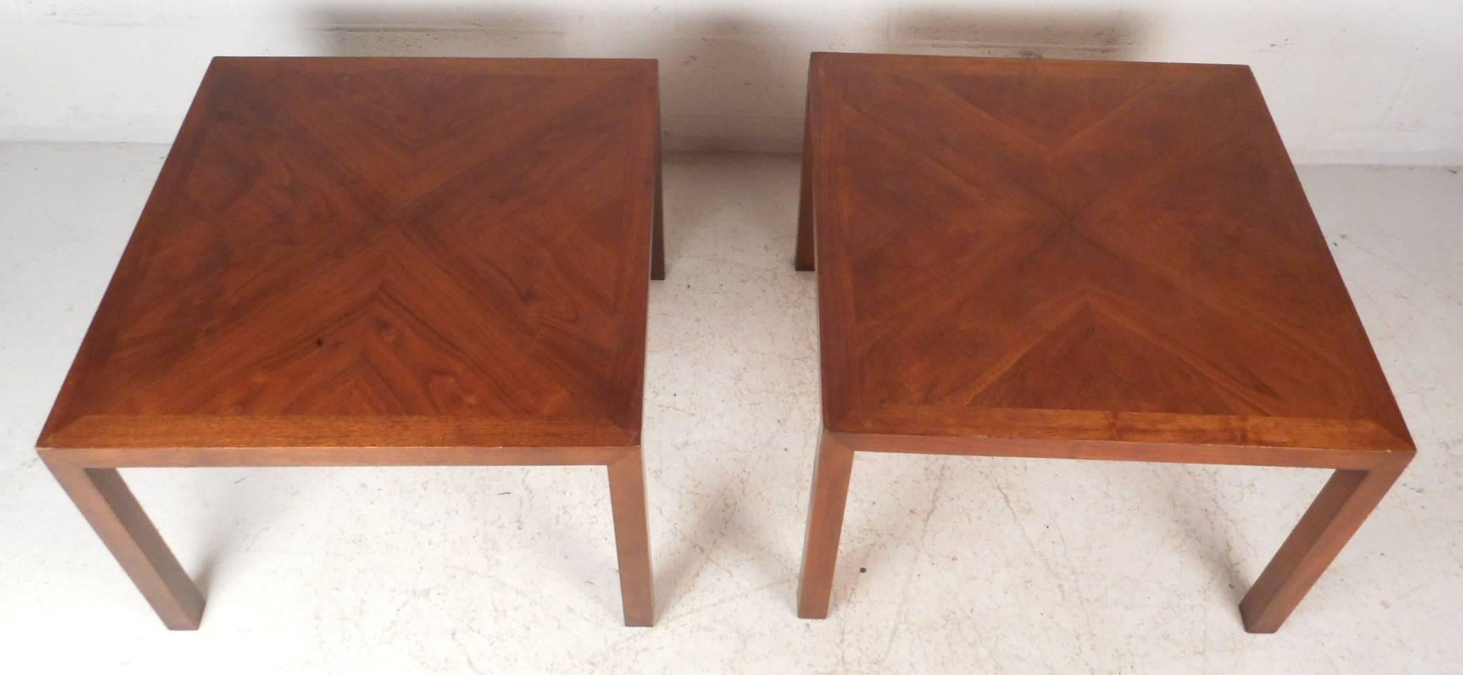Américain Tables d'extrémité carrées en noyer de style mi-siècle moderne, par Lane Furniture en vente