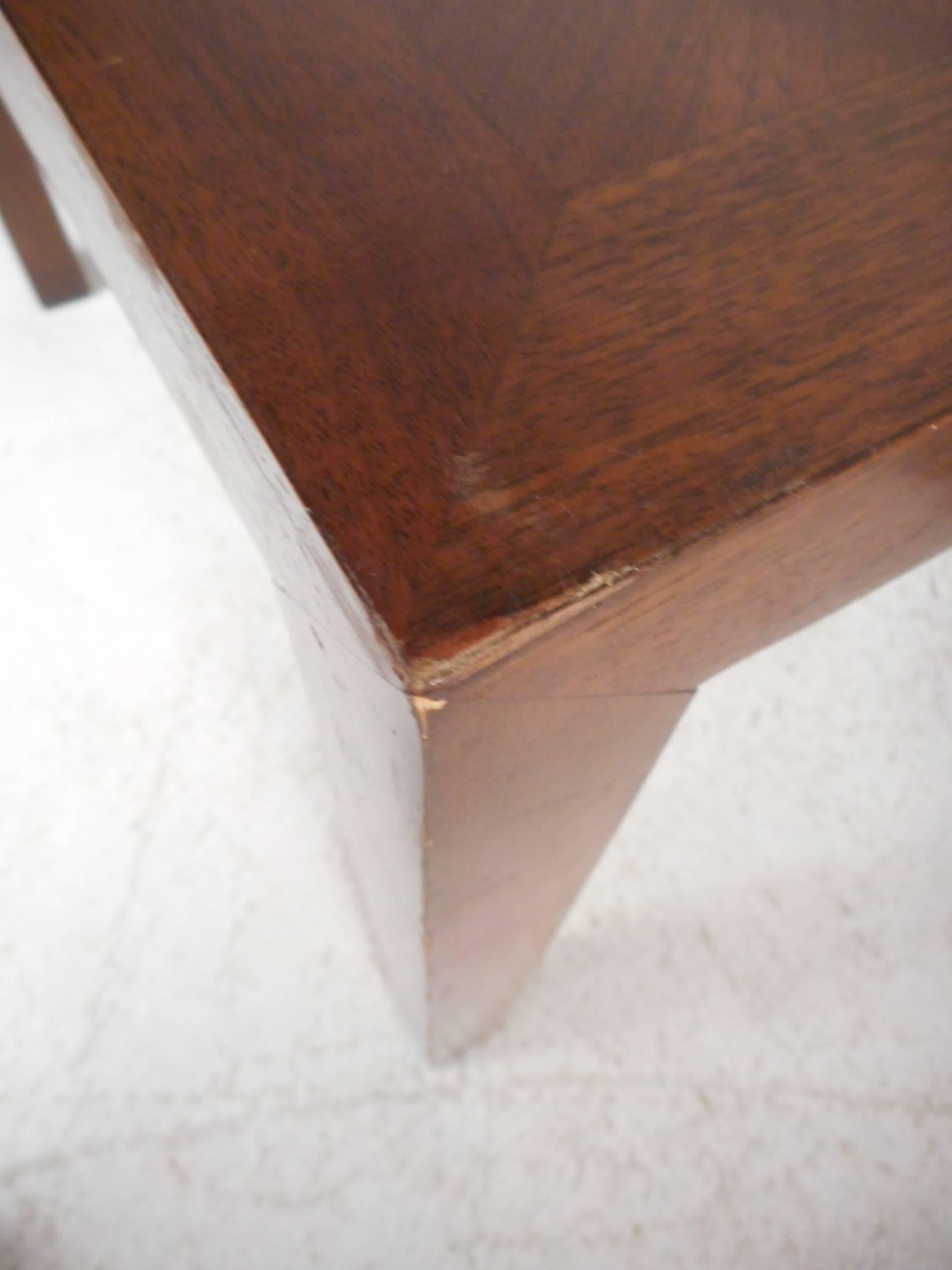 Noyer Tables d'extrémité carrées en noyer de style mi-siècle moderne, par Lane Furniture en vente