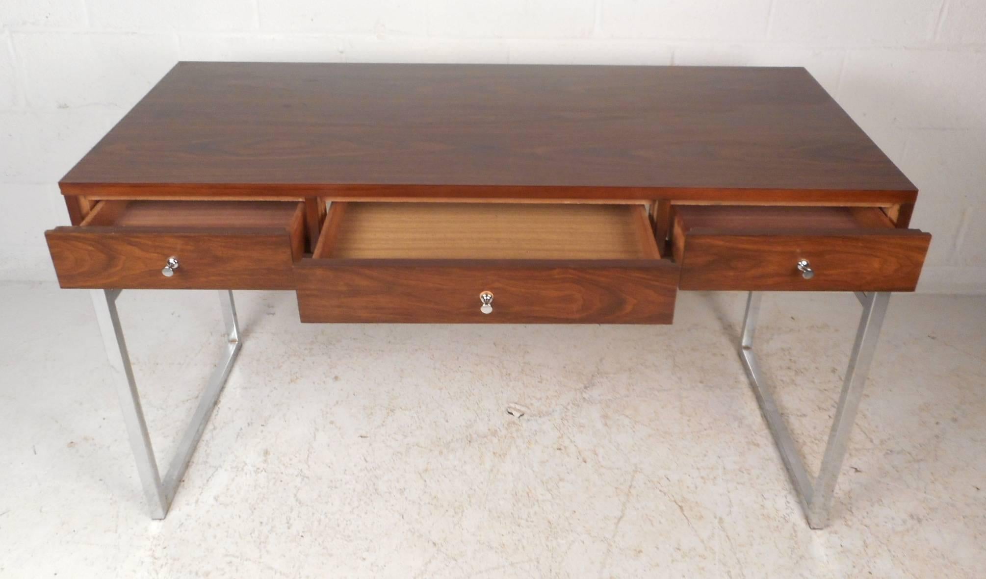 Mid-20th Century Mid-Century Modern Desk in the Style of Milo Baughman For Sale