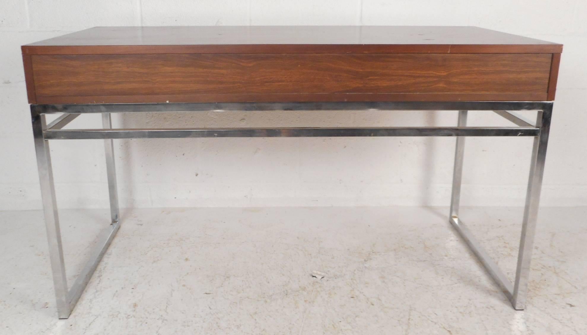 Mid-Century Modern Desk in the Style of Milo Baughman In Good Condition For Sale In Brooklyn, NY