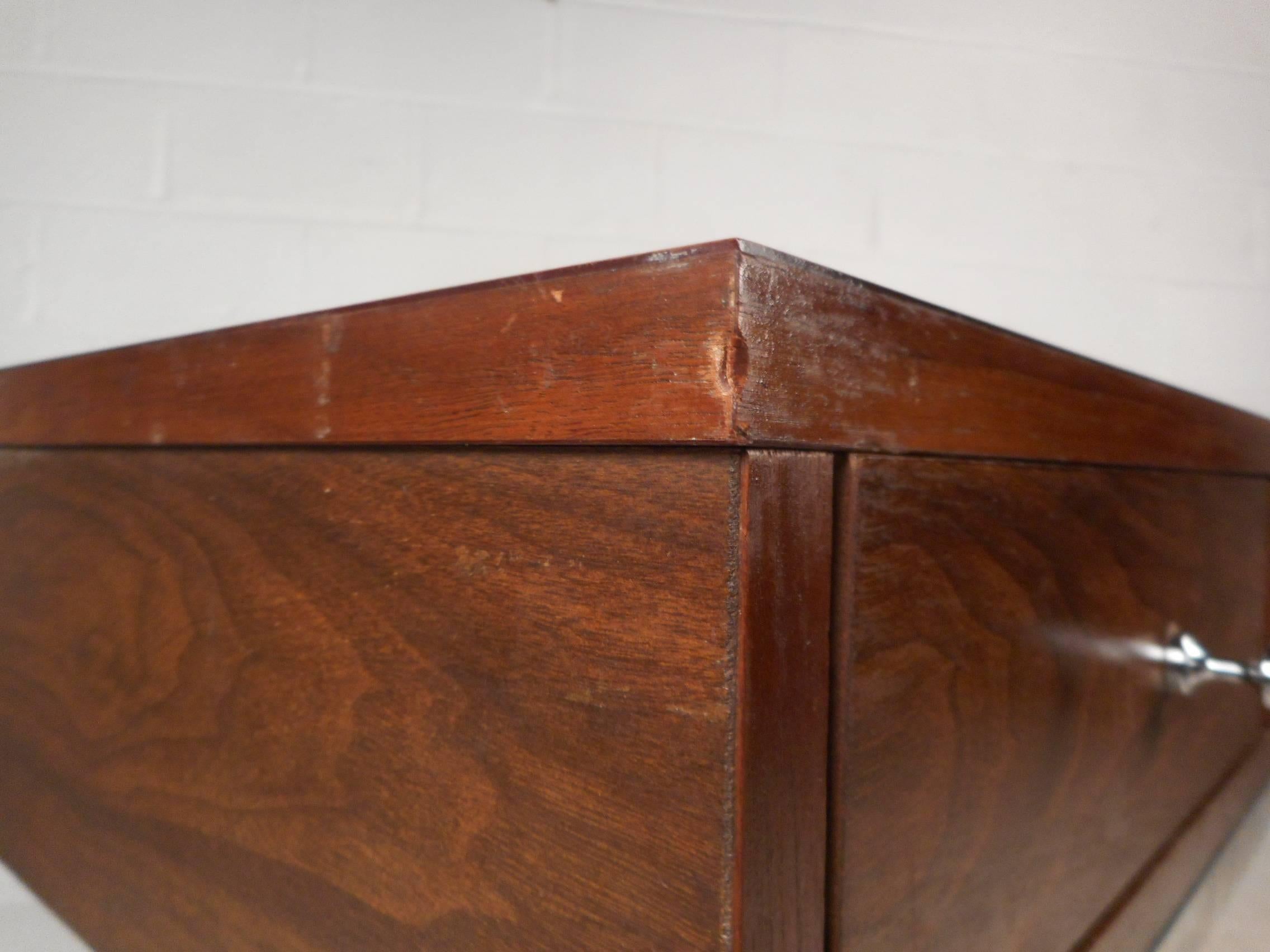 Mid-Century Modern Desk in the Style of Milo Baughman For Sale 3