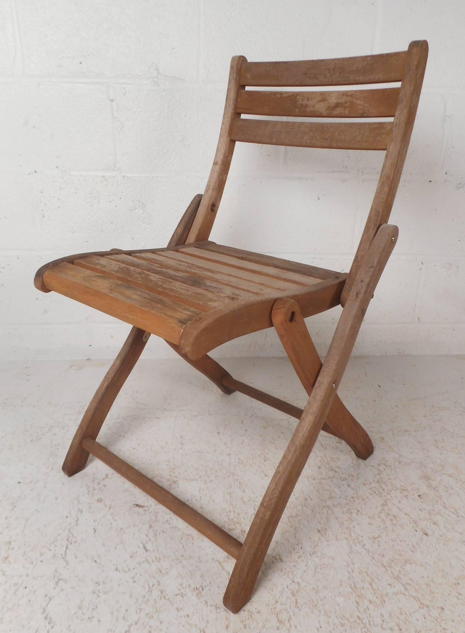 Questo bellissimo set di cinque sedie pieghevoli moderne e vintage presenta un'elegante base a forma di 