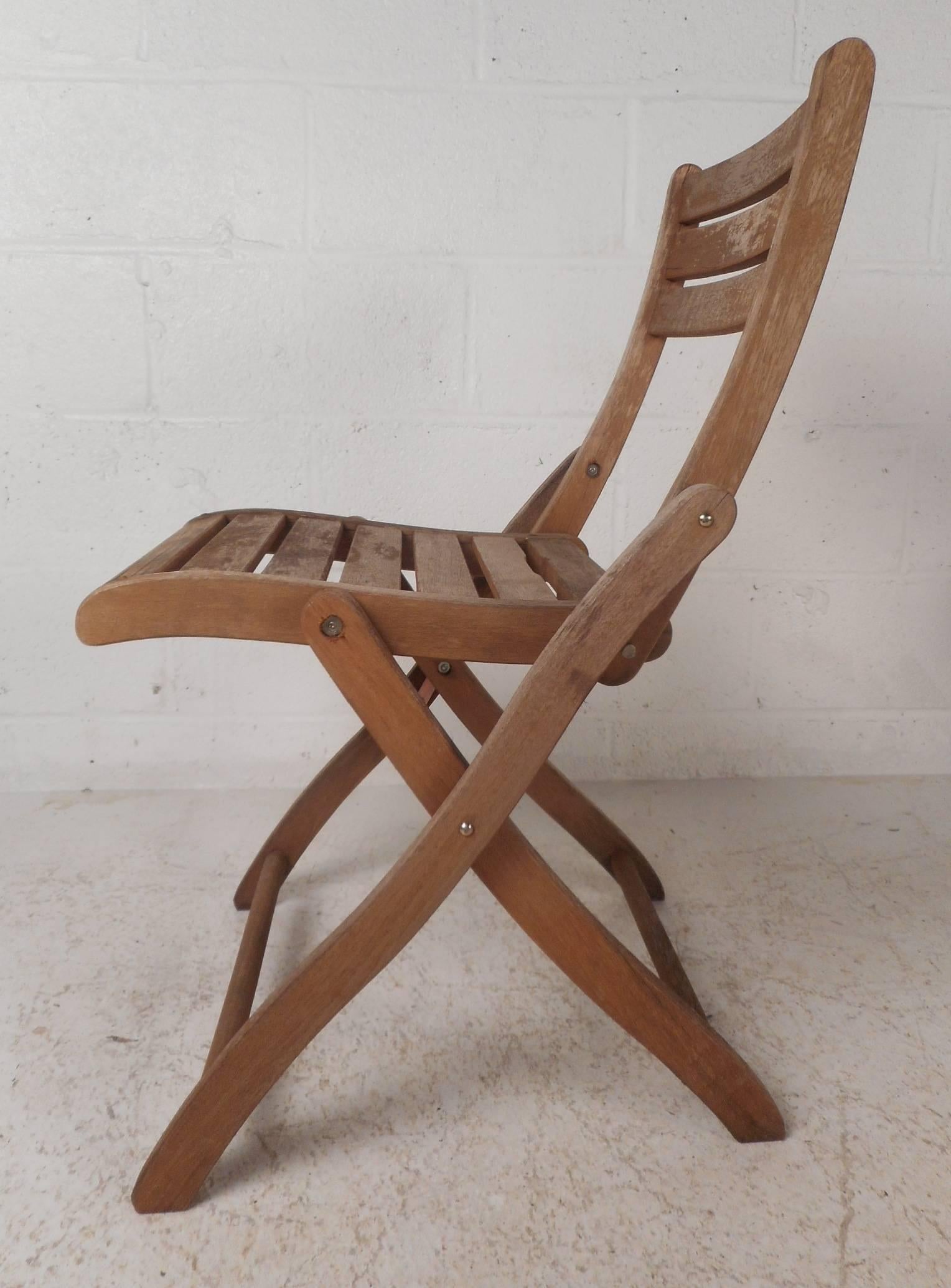 Mid-Century moderno Set di cinque sedie pieghevoli in legno della modernità di metà secolo in vendita