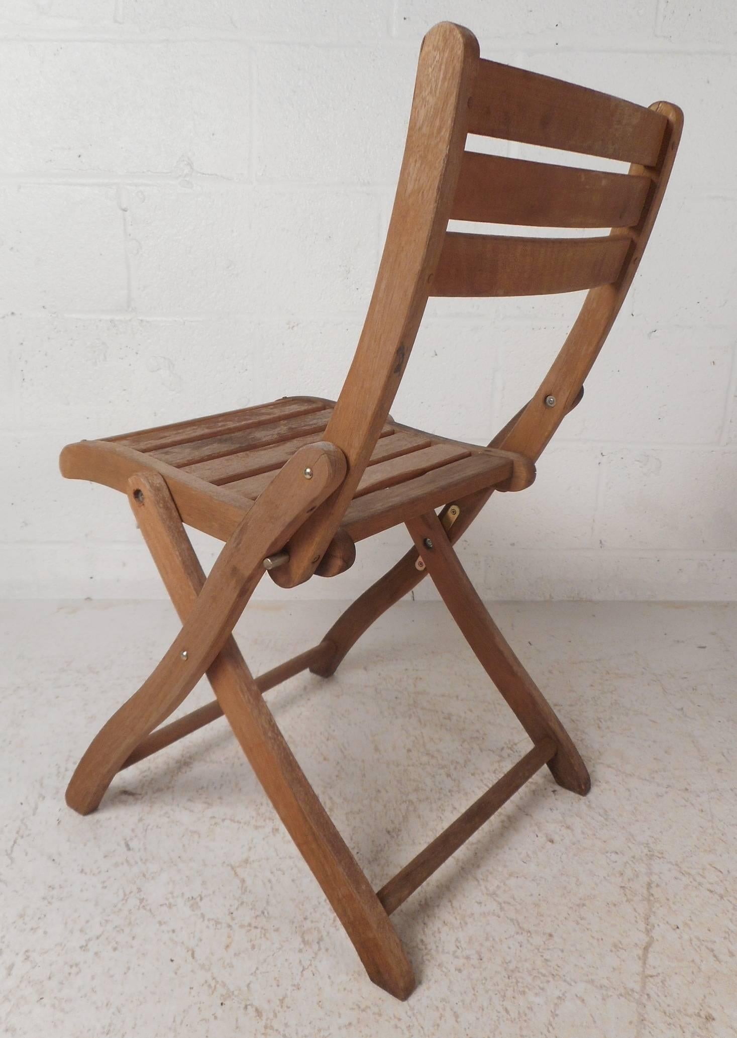 Set di cinque sedie pieghevoli in legno della modernità di metà secolo In condizioni buone in vendita a Brooklyn, NY