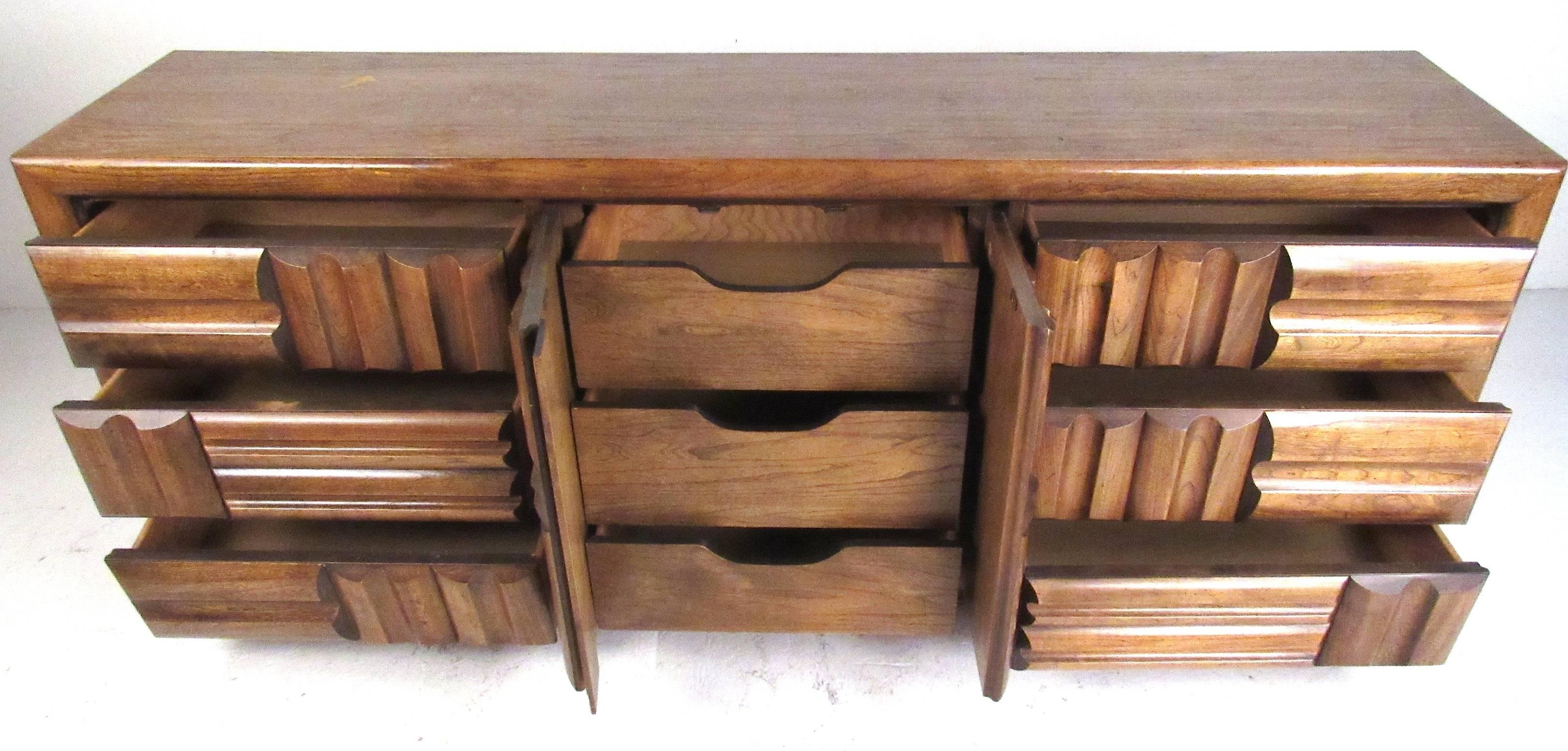 Mid-Century Brutalist Dresser by Lane In Good Condition In Brooklyn, NY