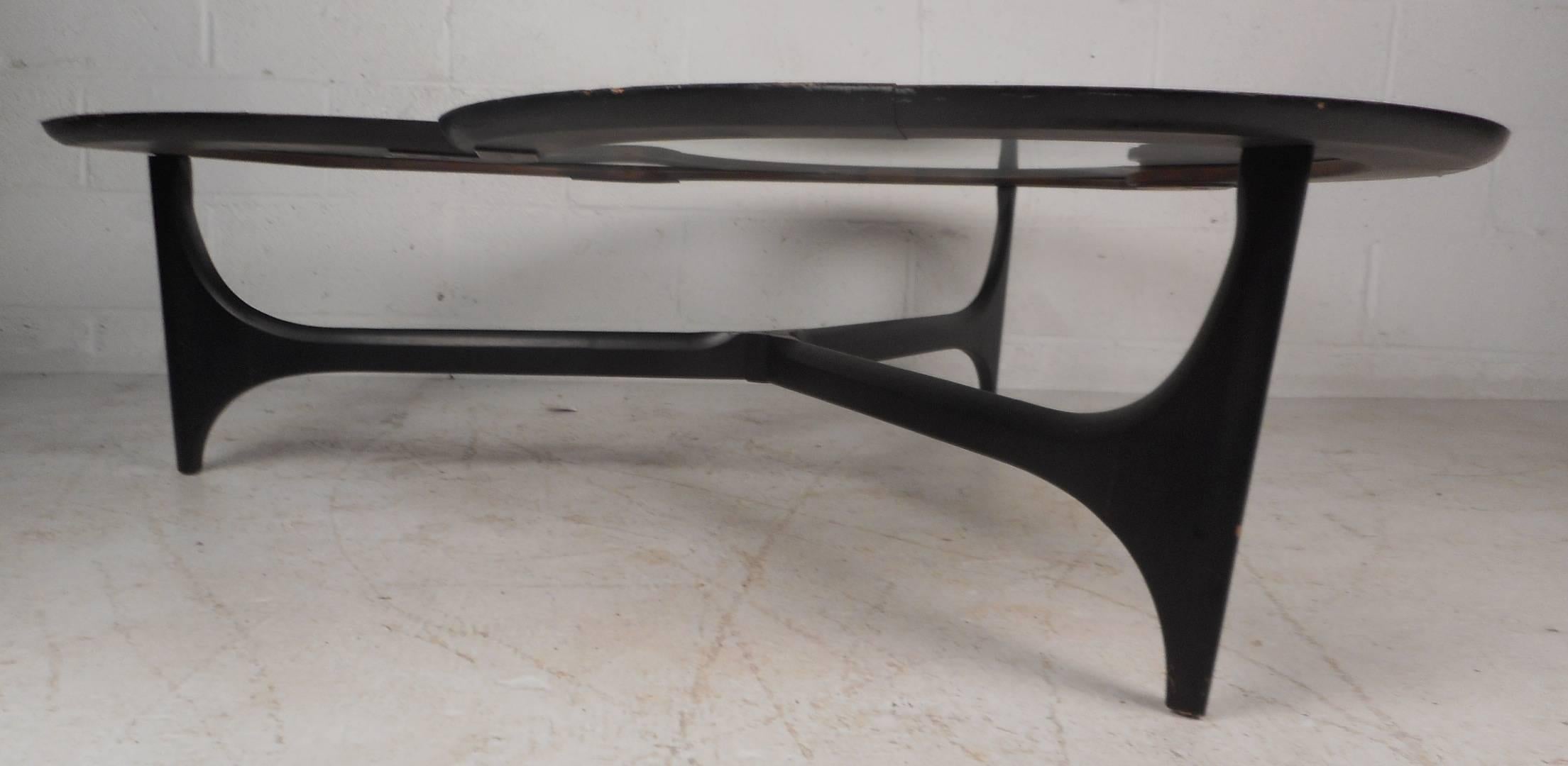 Mid-Century Modern Three-Leaf Clover Walnut Coffee Table by Lane Furniture In Good Condition In Brooklyn, NY