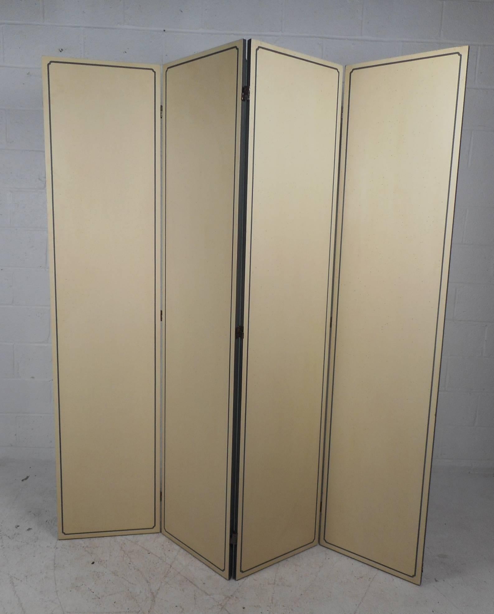 Stunning Mid-Century Modern Four-Panel Mirrored Room Divider In Good Condition In Brooklyn, NY