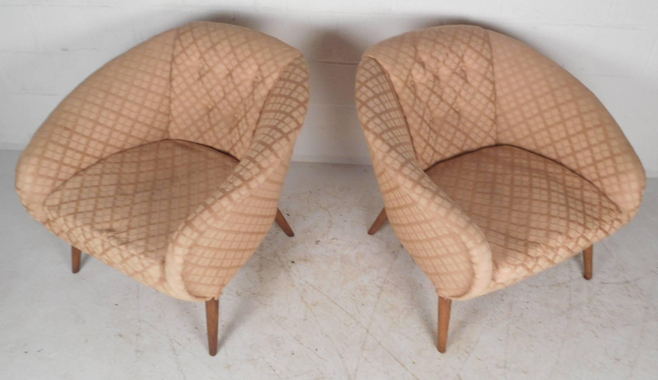 Mid-Century Modern Barrel Back Tufted Lounge Chairs In Good Condition In Brooklyn, NY