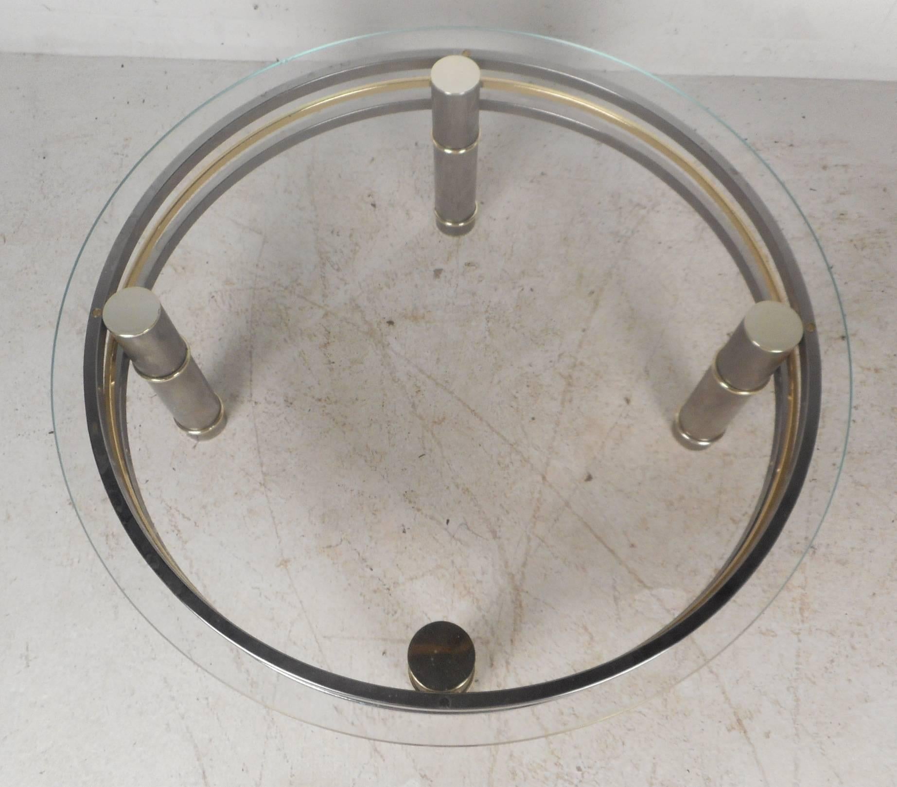 Late 20th Century Hollywood Regency Round Chrome and Brass Coffee Table For Sale