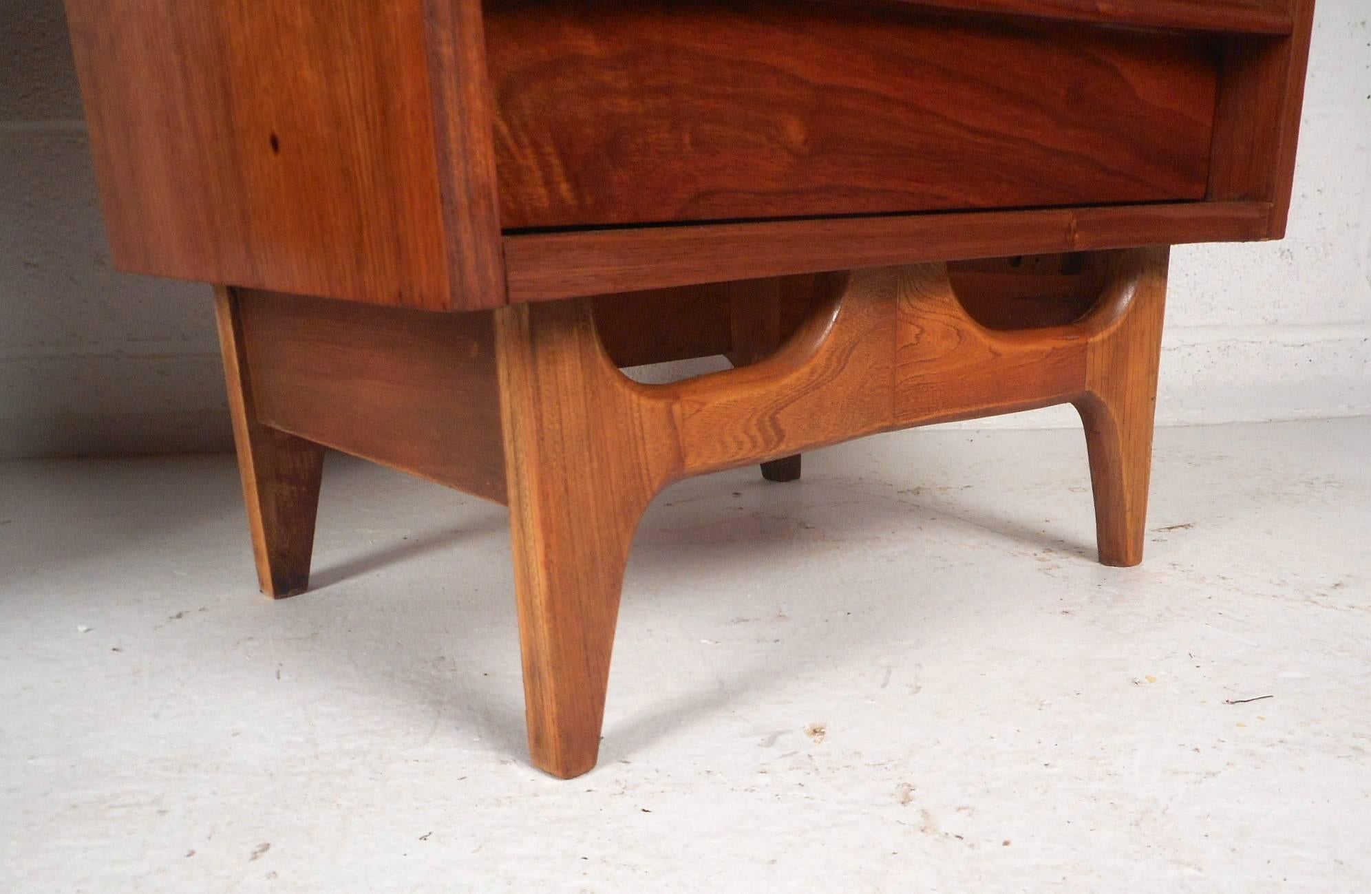 Mid-Century Modern Walnut Curved Front Nightstands 3