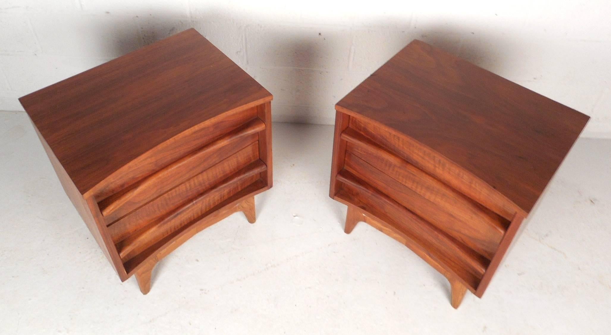 Mid-Century Modern Walnut Curved Front Nightstands In Good Condition In Brooklyn, NY