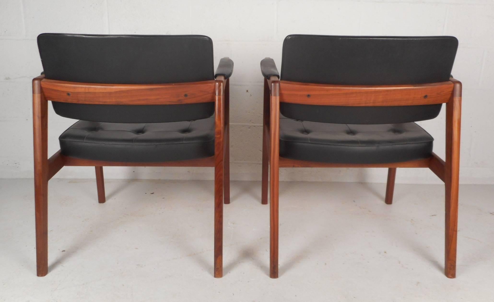Pair of Mid-Century Modern Svegards Markaryd Leather and Walnut Armchairs In Good Condition In Brooklyn, NY