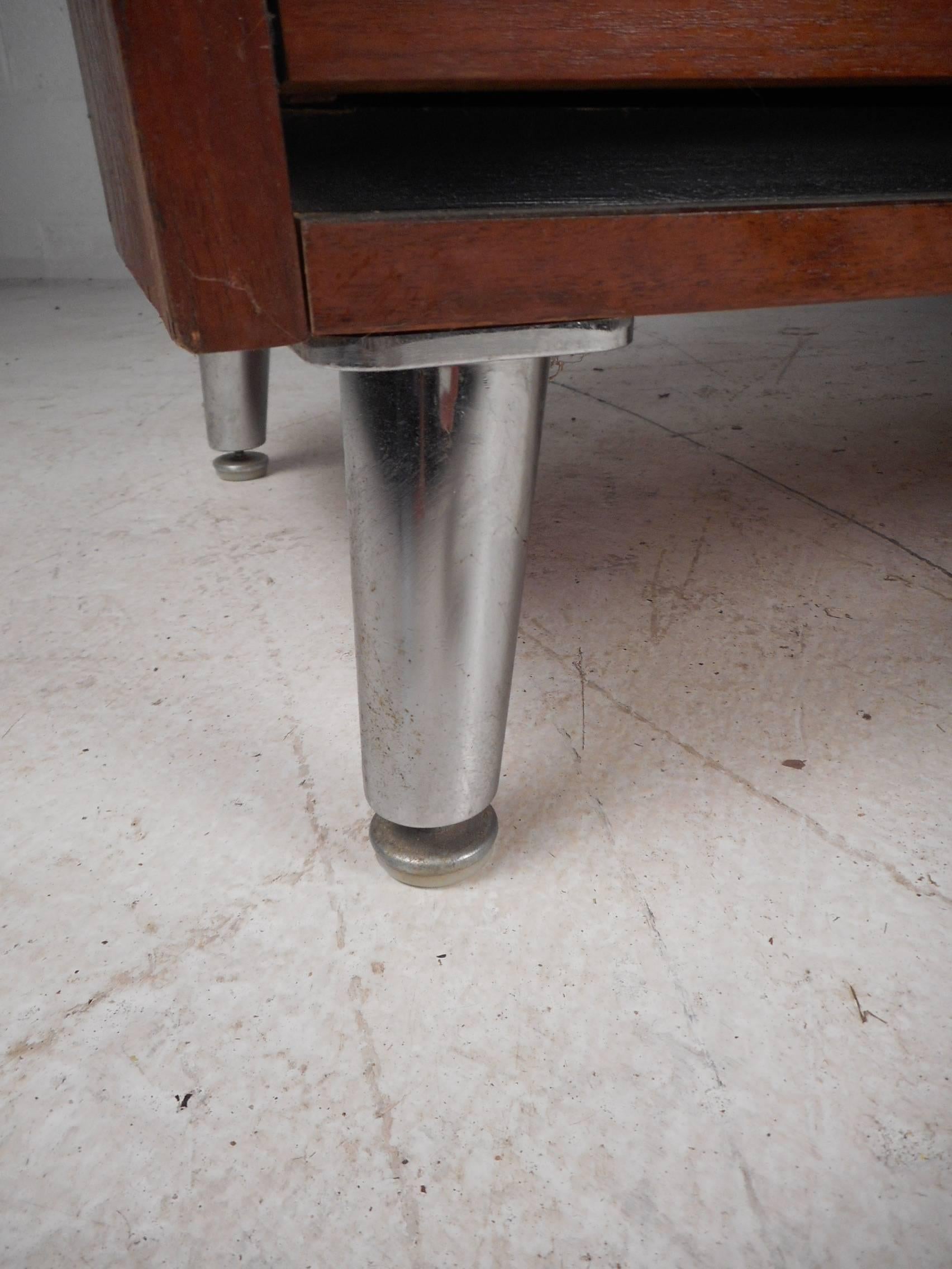 Late 20th Century Mid-Century Modern Nine-Drawer Dresser with Metal Legs