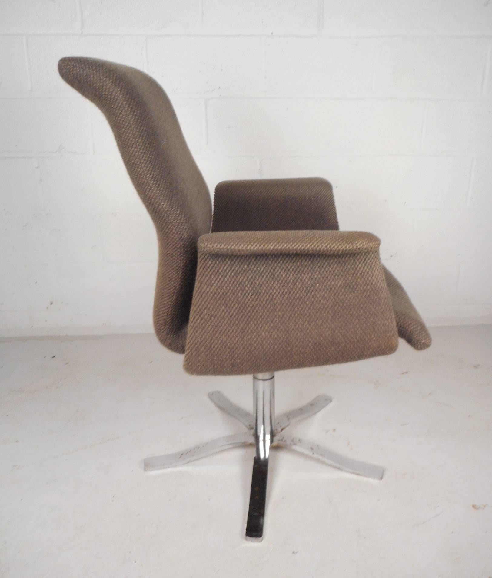 Beautiful vintage modern lounge chair features an unusual sculpted seat and arm rests. Sleek design perfectly contours to the body with an angled backrest and winged arm rests. This extremely comfortable tulip shaped swivel chair has gorgeous plush