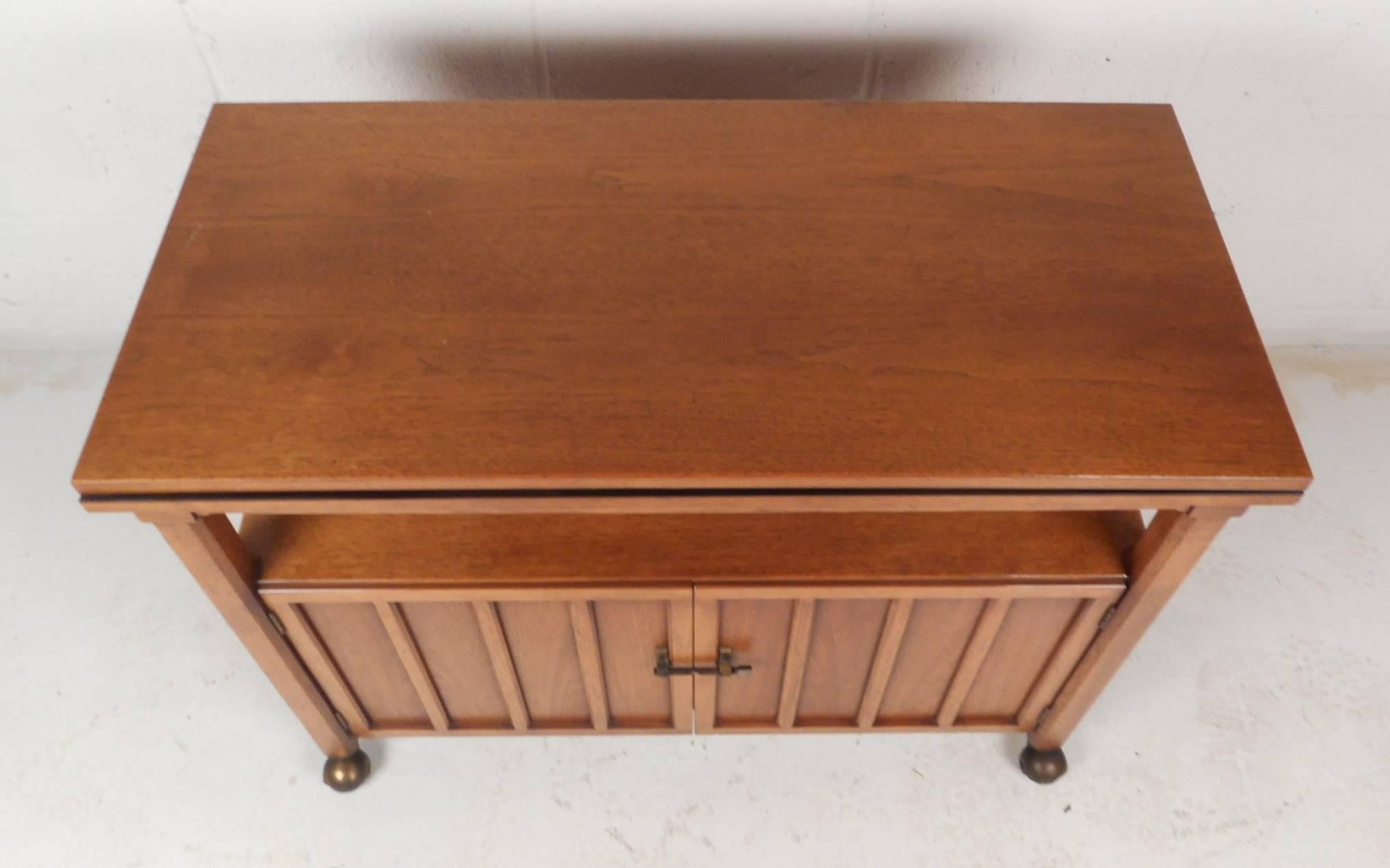 Mid-Century Modern Walnut Bar Cart In Good Condition In Brooklyn, NY