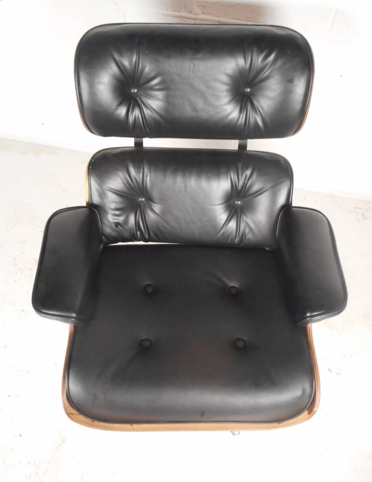 Mid-Century Modern Eames Style Lounge Chair and Ottoman In Good Condition In Brooklyn, NY