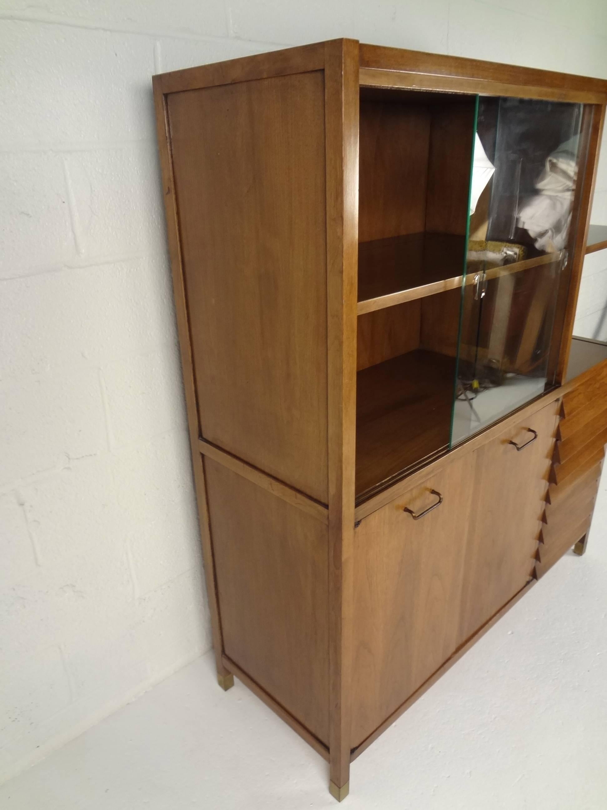 Mid-Century Modern Display Cabinet by American of Martinsville In Good Condition In Brooklyn, NY
