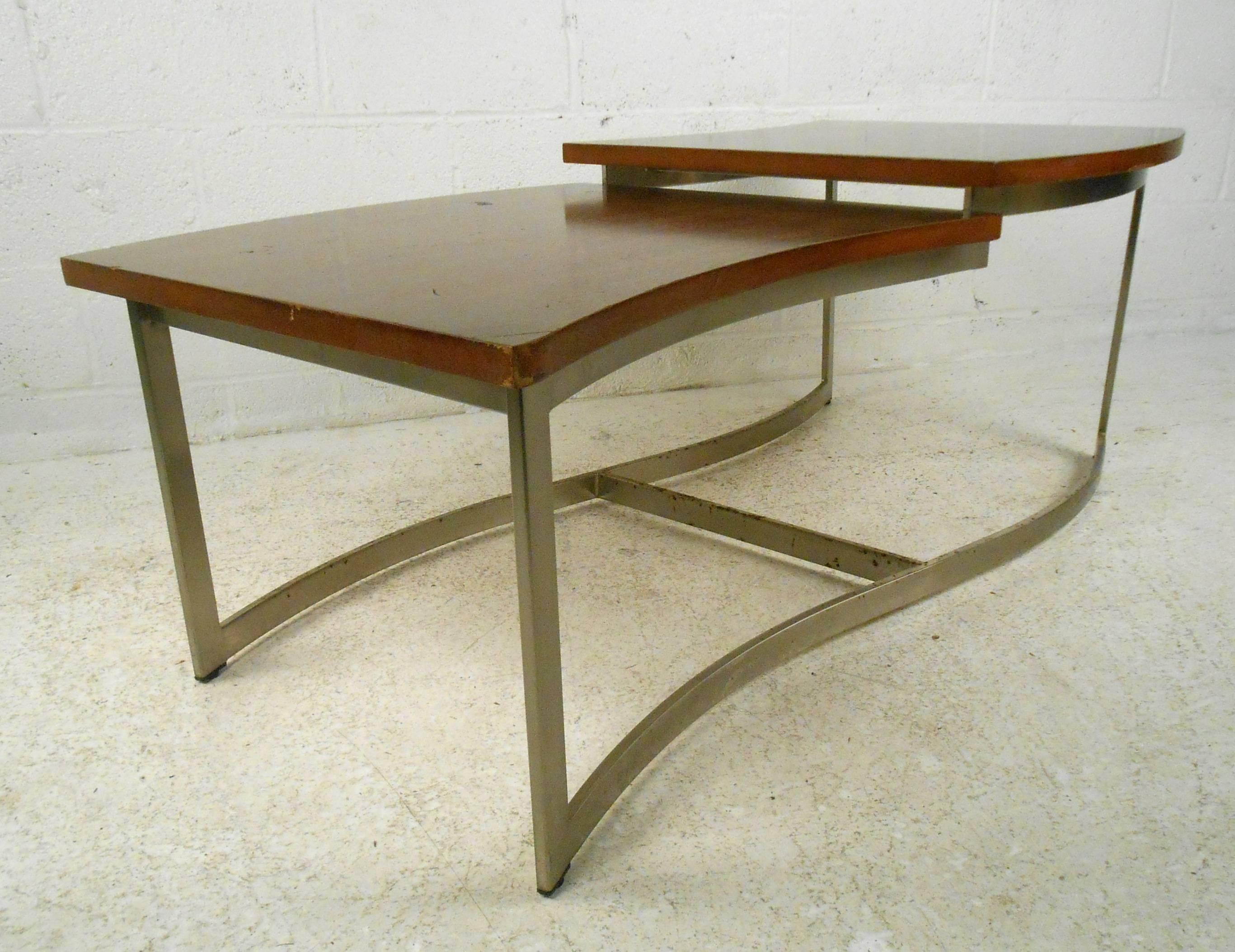 Amazing Mid-Century Modern Two-Level Coffee Table by Lane Furniture In Good Condition In Brooklyn, NY