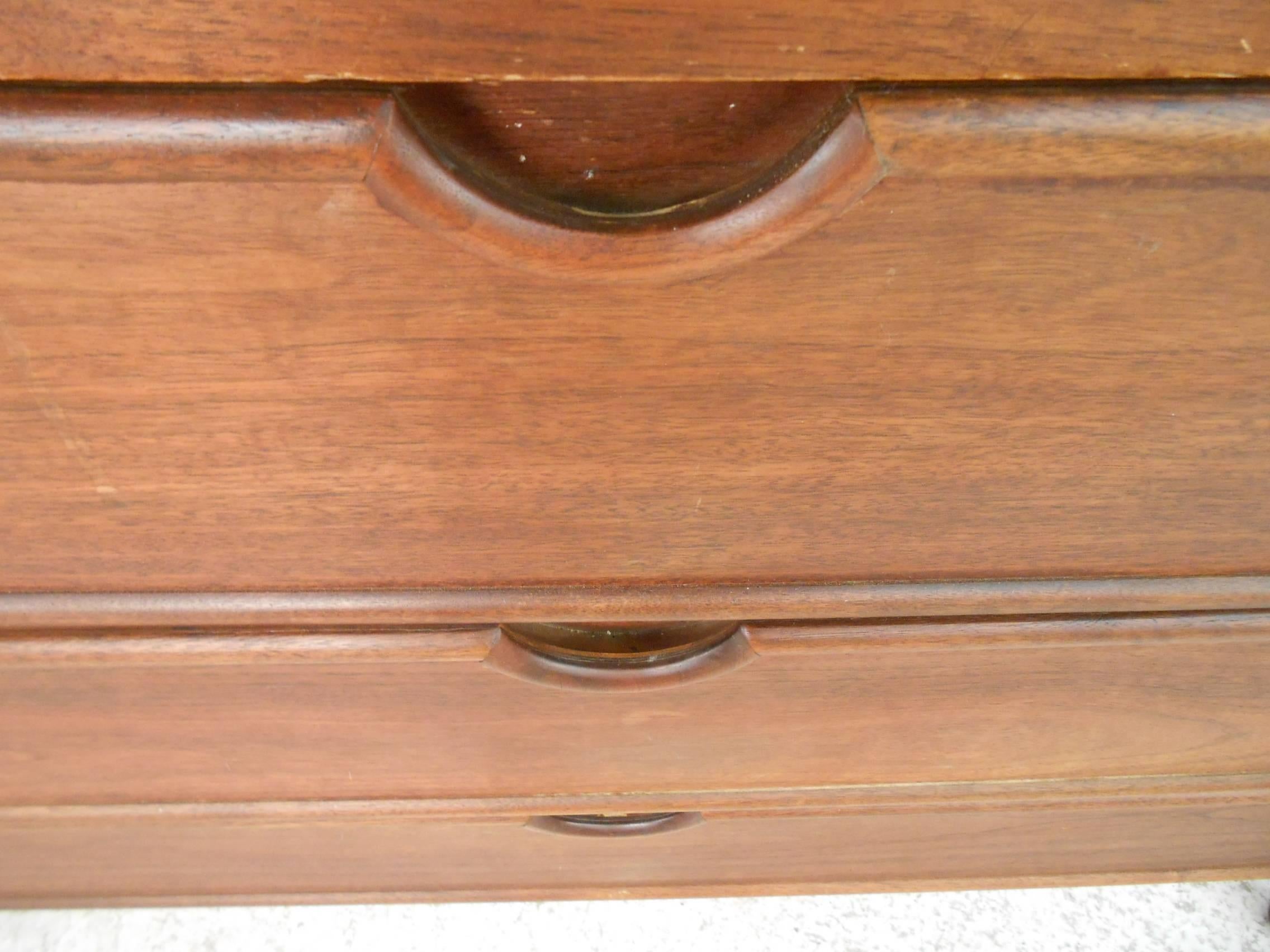 Mid-Century Modern Gentleman's Chest by Ramseur Furniture In Good Condition In Brooklyn, NY