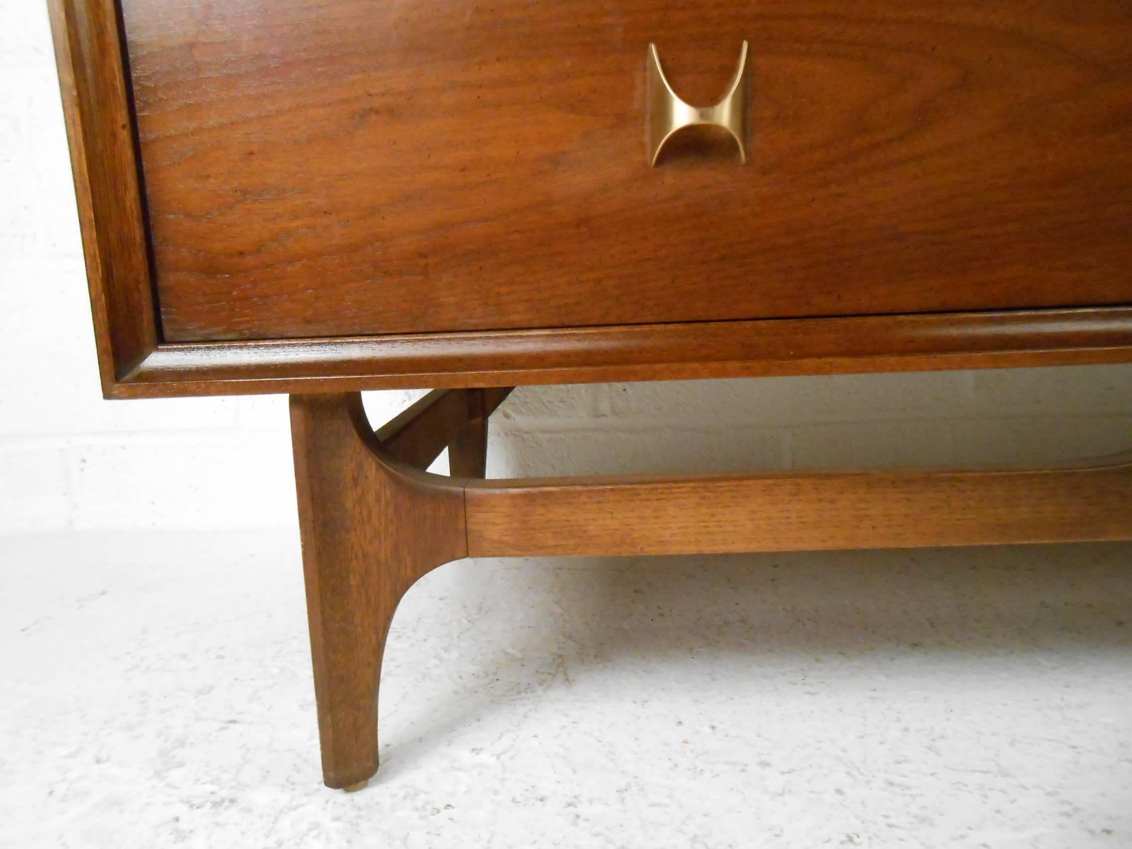 American Mid-Century Modern Walnut Broyhill Premiere Dresser