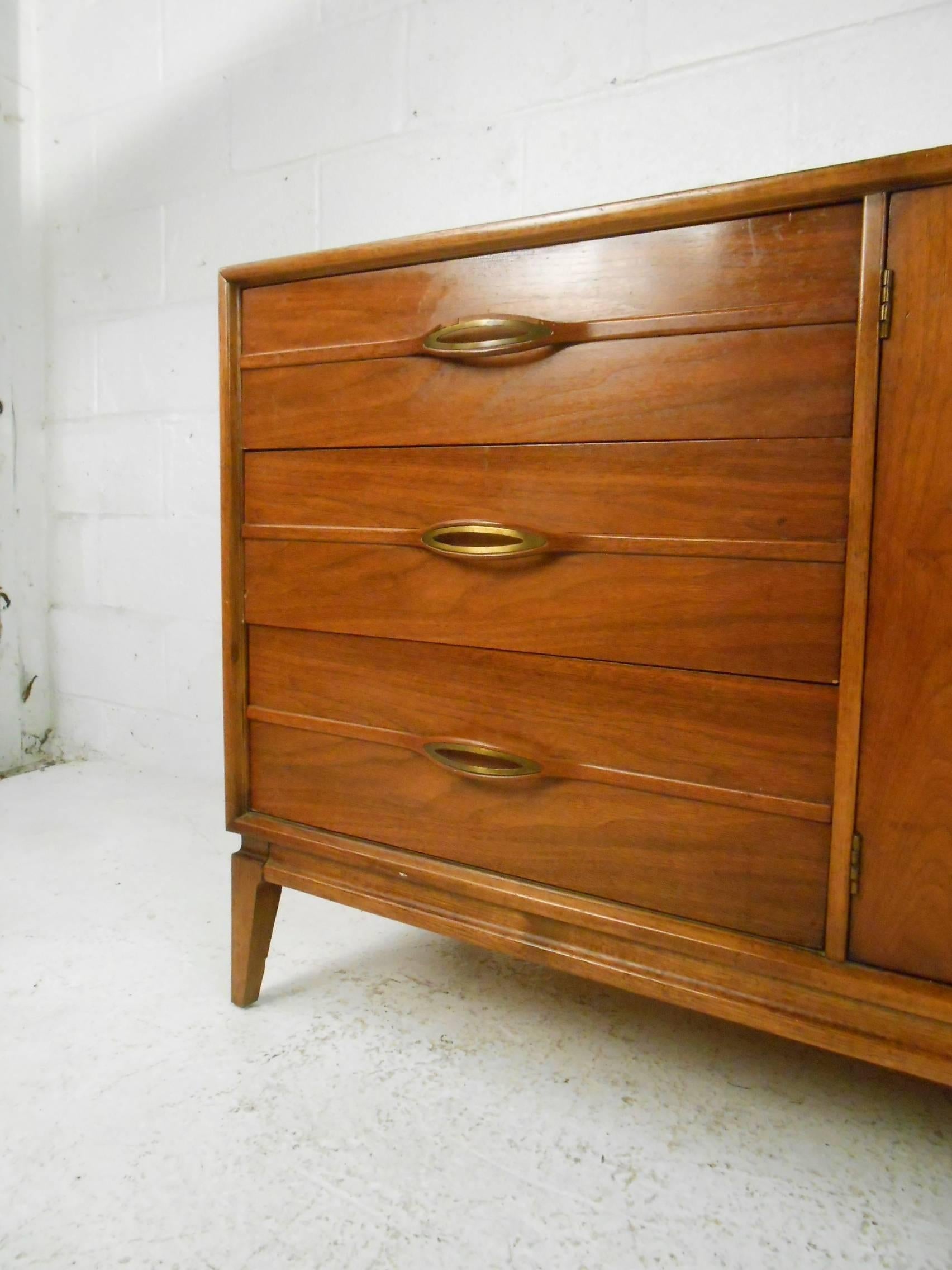 Mid-Century Modern Walnut Dresser In Good Condition In Brooklyn, NY