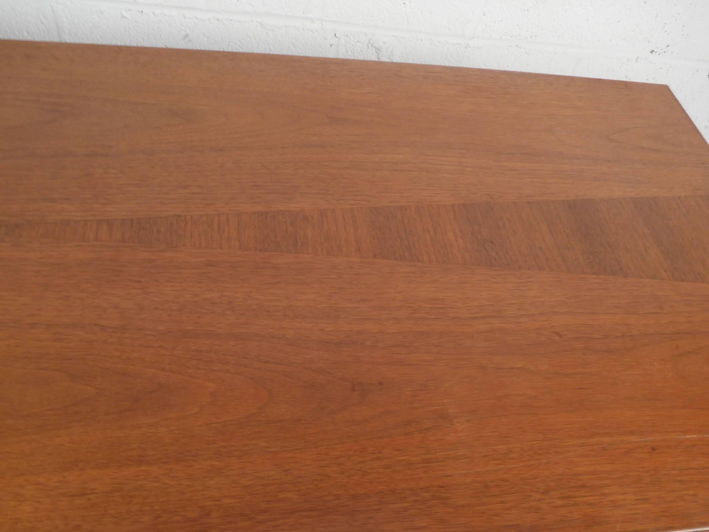 Mid-Century Modern Walnut Coffee Table In Good Condition For Sale In Brooklyn, NY