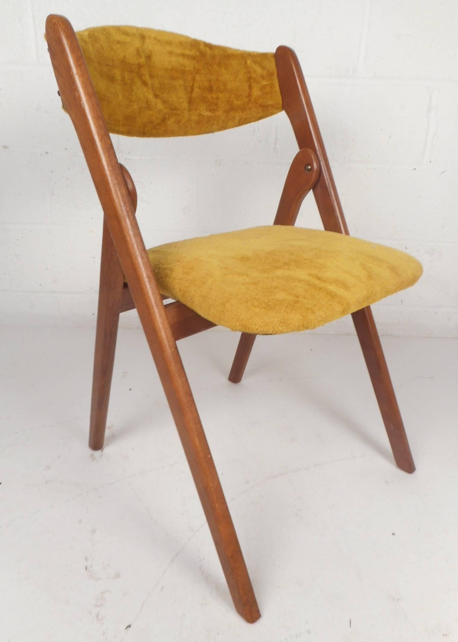 Set of Six Mid-Century Modern Teak Collapsible Dining Chairs In Good Condition In Brooklyn, NY