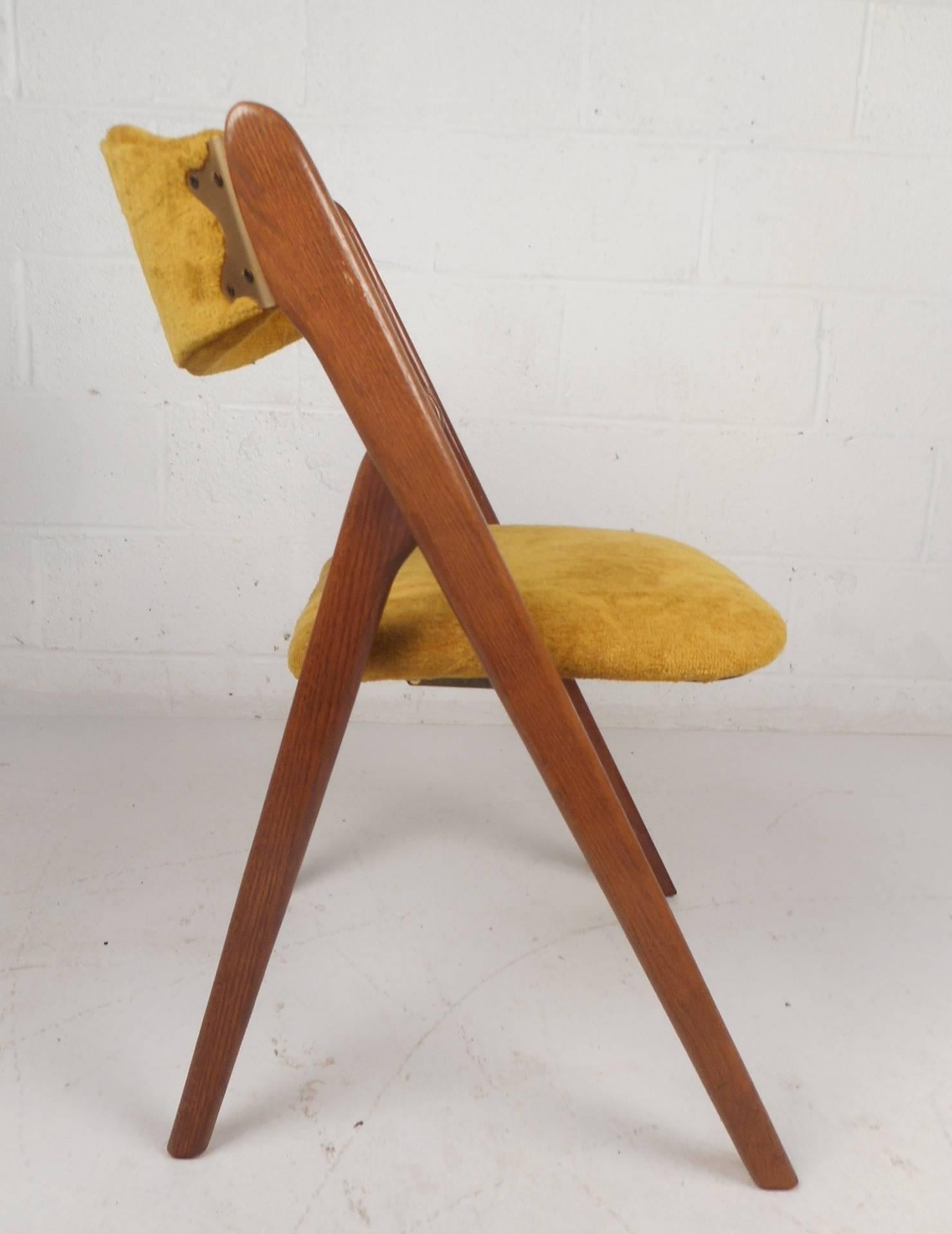 Late 20th Century Set of Six Mid-Century Modern Teak Collapsible Dining Chairs