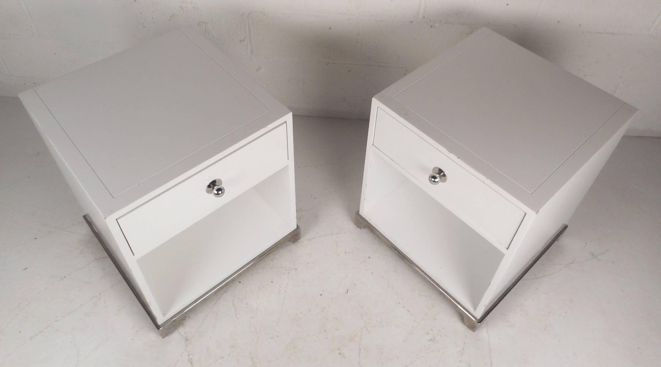 Questa bellissima coppia di tavolini vintage moderni presenta un cassetto e un ampio scomparto sottostante. Design elegante con ampio spazio per riporre gli oggetti e un grande piano per sistemarli. La pesante base cromata e l'esclusivo tondino