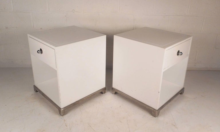 Pair of Mid-Century Modern White Laminate Nightstands In Good Condition For Sale In Brooklyn, NY