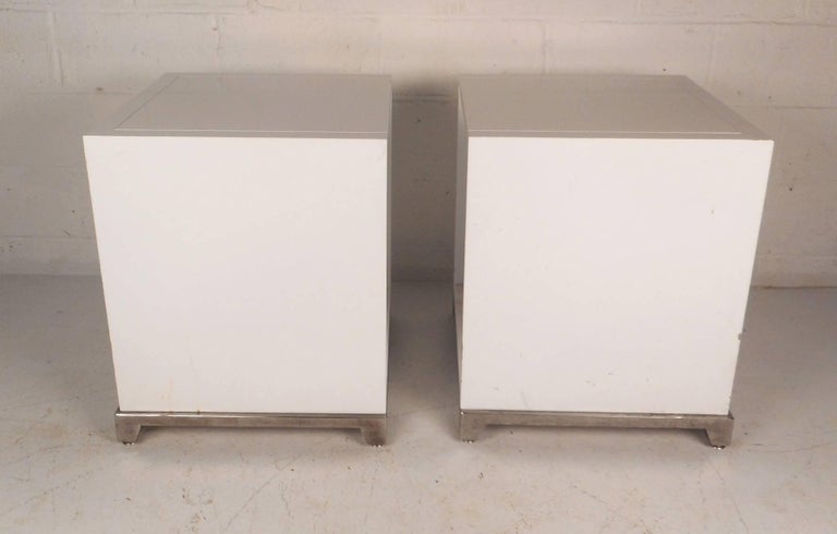 Late 20th Century Pair of Mid-Century Modern White Laminate Nightstands For Sale