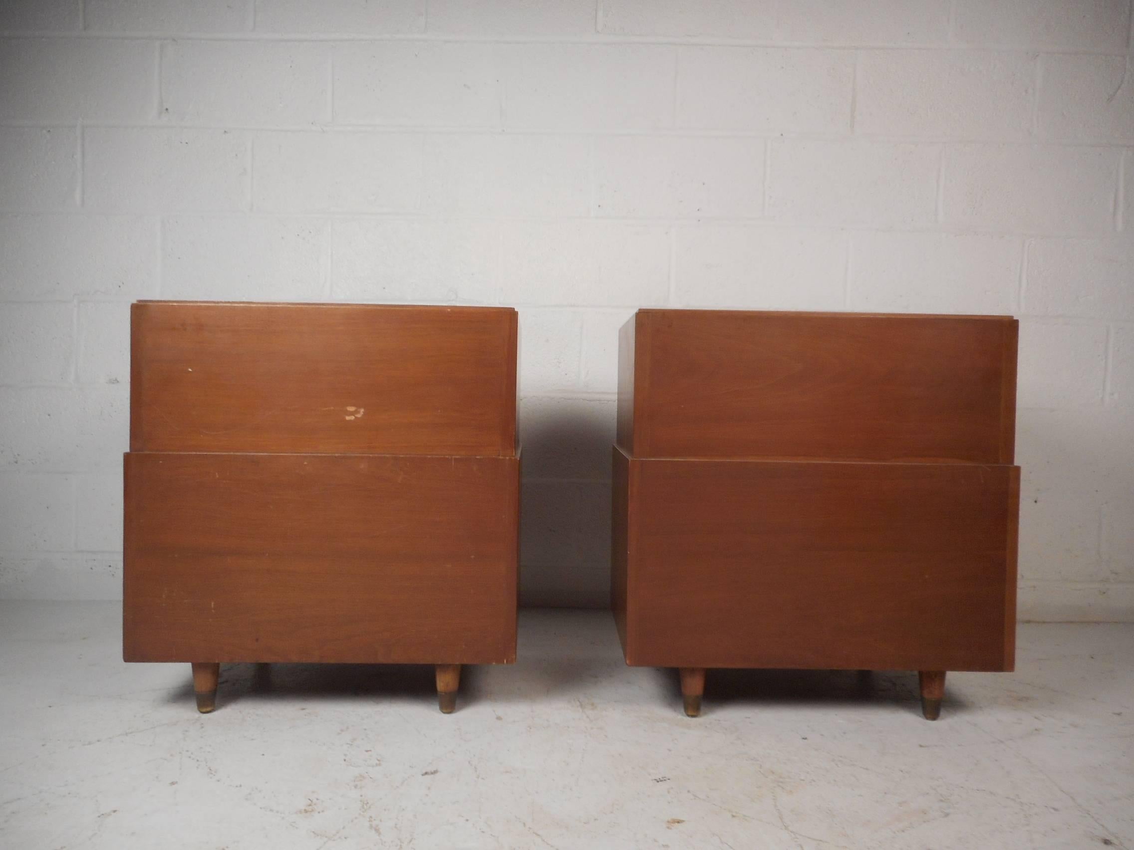 Pair of Mid-Century Modern Walnut Nightstands by John Stuart In Good Condition In Brooklyn, NY