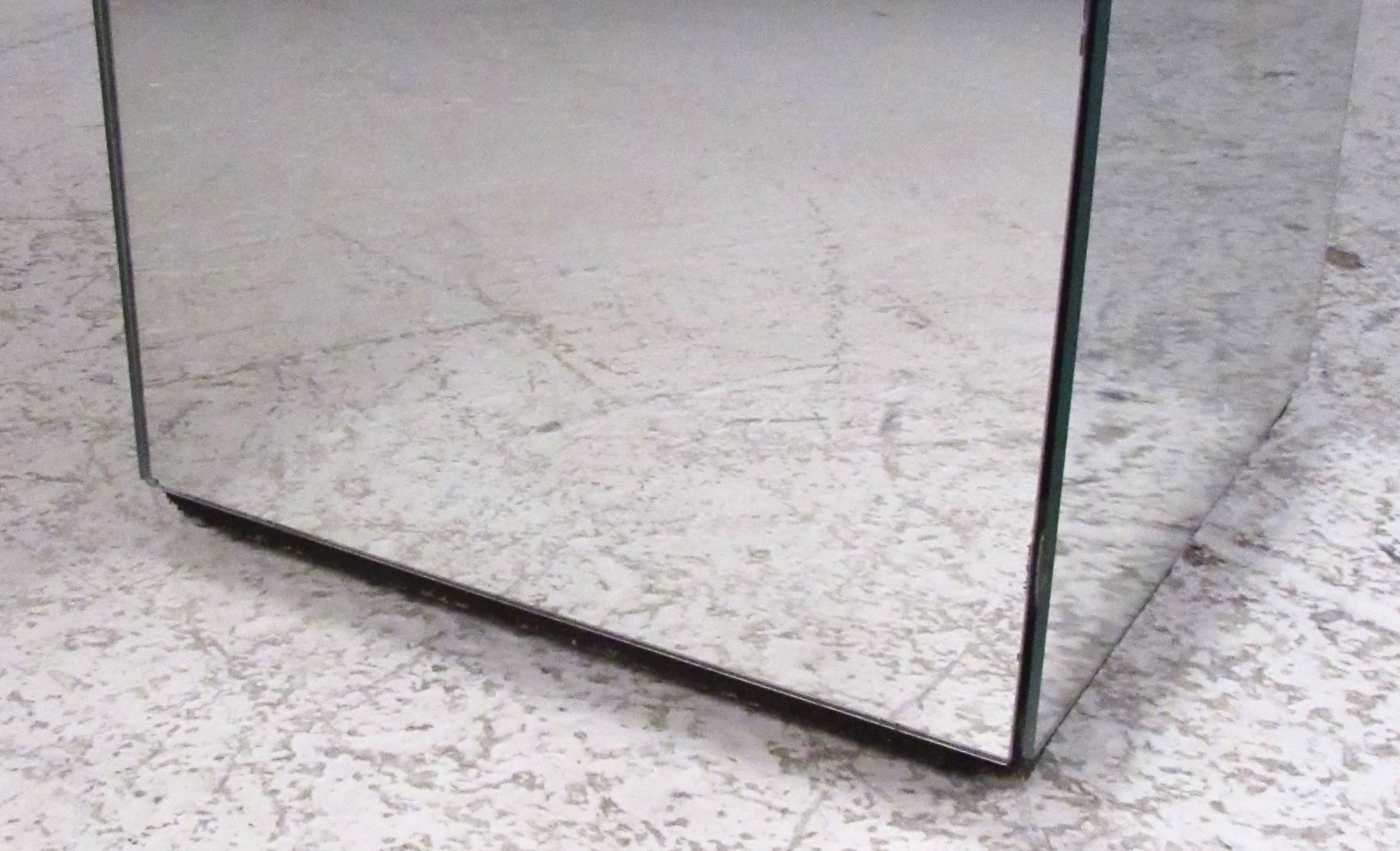 Vintage Modern Mirrored End Table In Good Condition For Sale In Brooklyn, NY