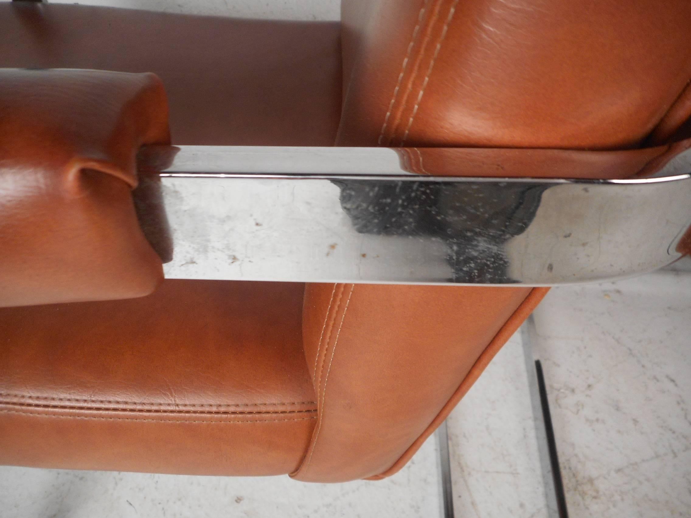 Imitation cuir Milo Baughman Mid-Century Cantilever Lounge Chairs (Chaises longues en porte-à-faux) en vente