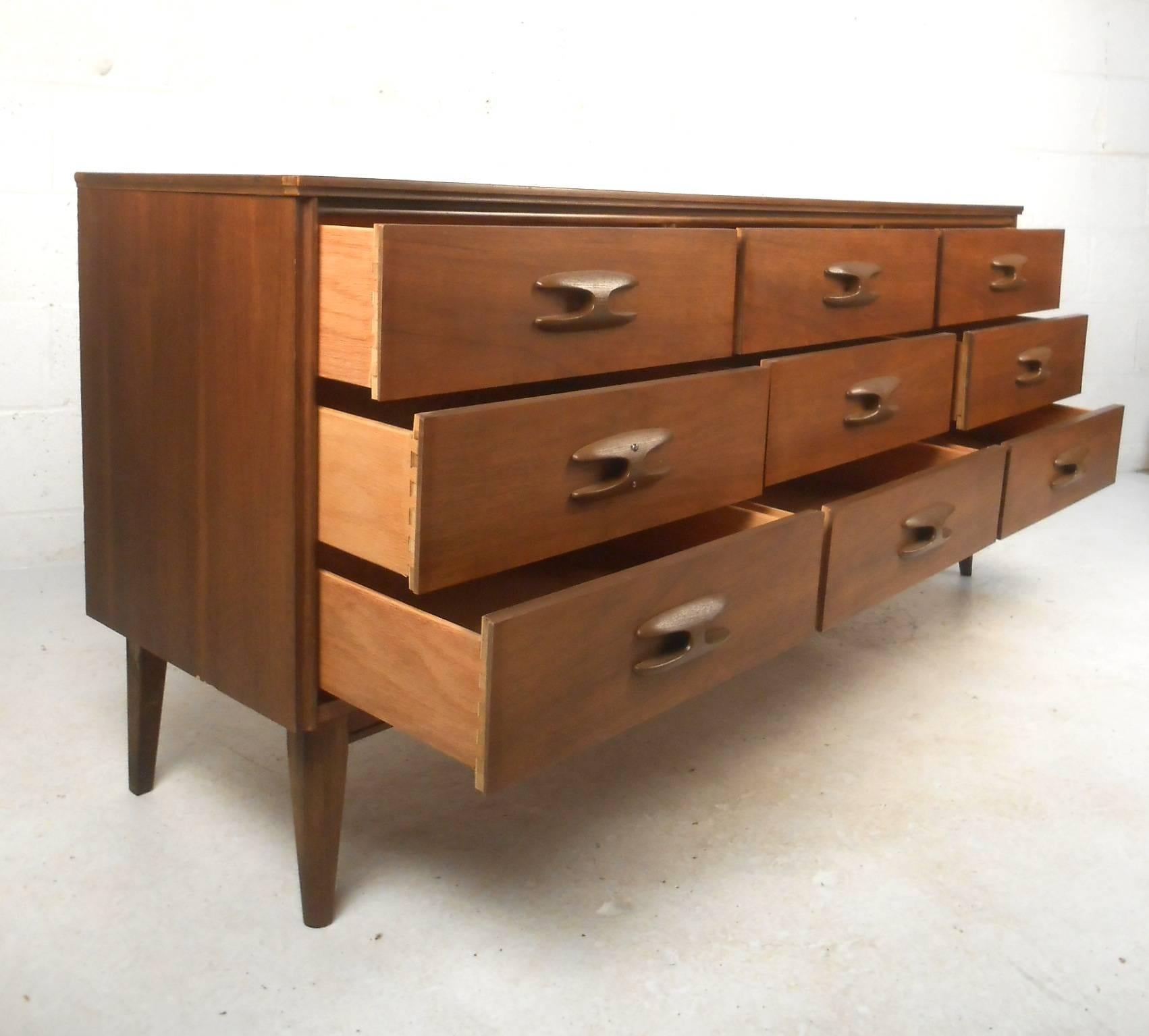 bassett mid century 9 drawer dresser