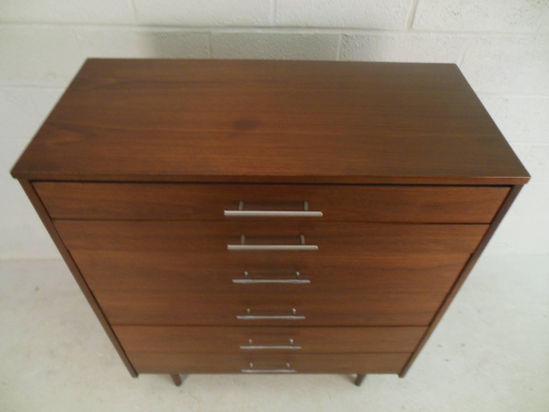 Mid-Century moderno Comò Highboy in legno di noce di stile moderno del metà secolo in vendita