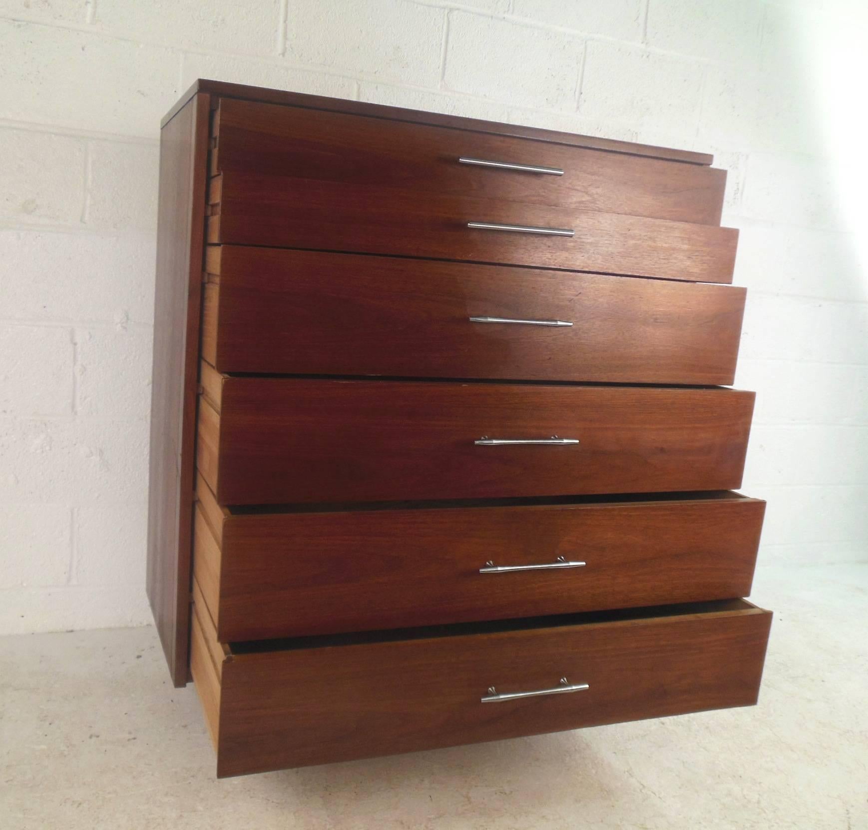 Mid-Century Modern Walnut Highboy Dresser In Good Condition For Sale In Brooklyn, NY