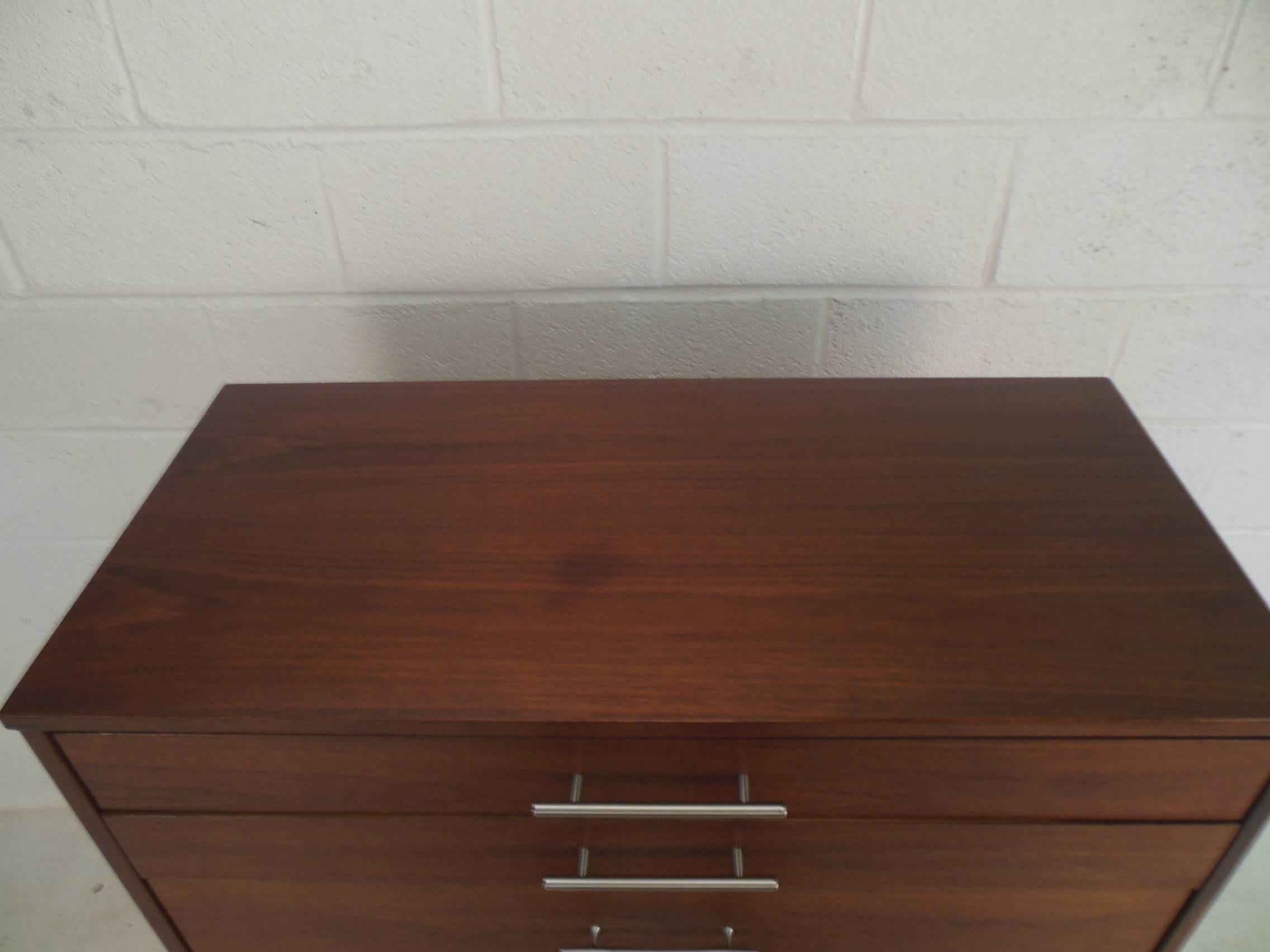 Mid-Century Modern Walnut Highboy Dresser For Sale 1