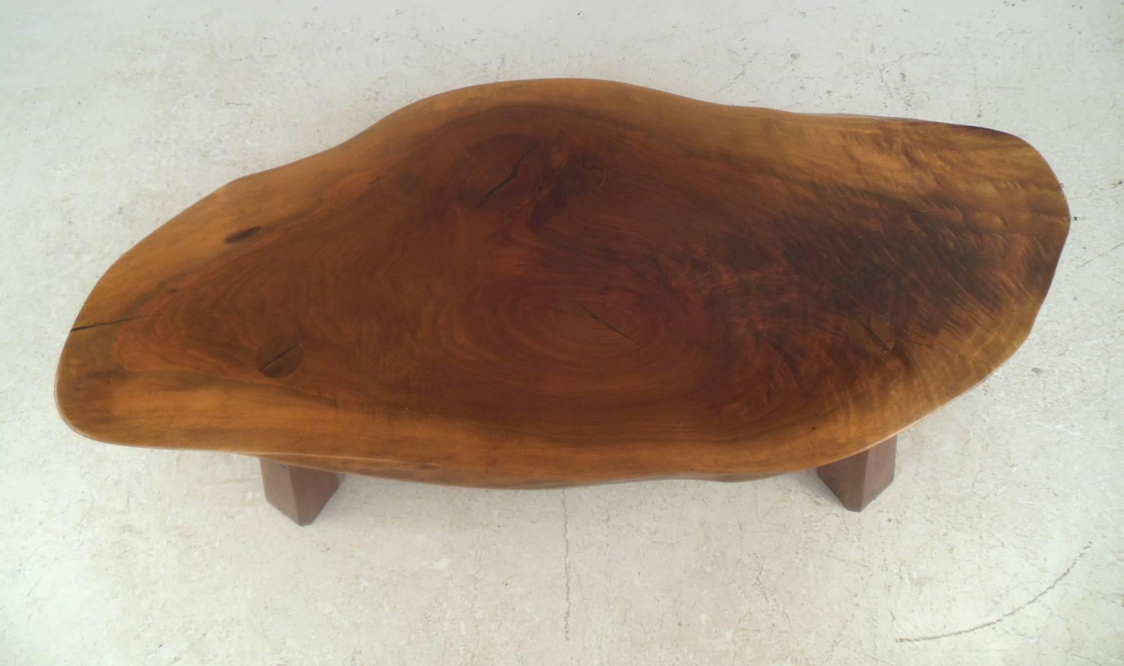 Mid-Century Modern Tree Slab Coffee Table In Good Condition In Brooklyn, NY