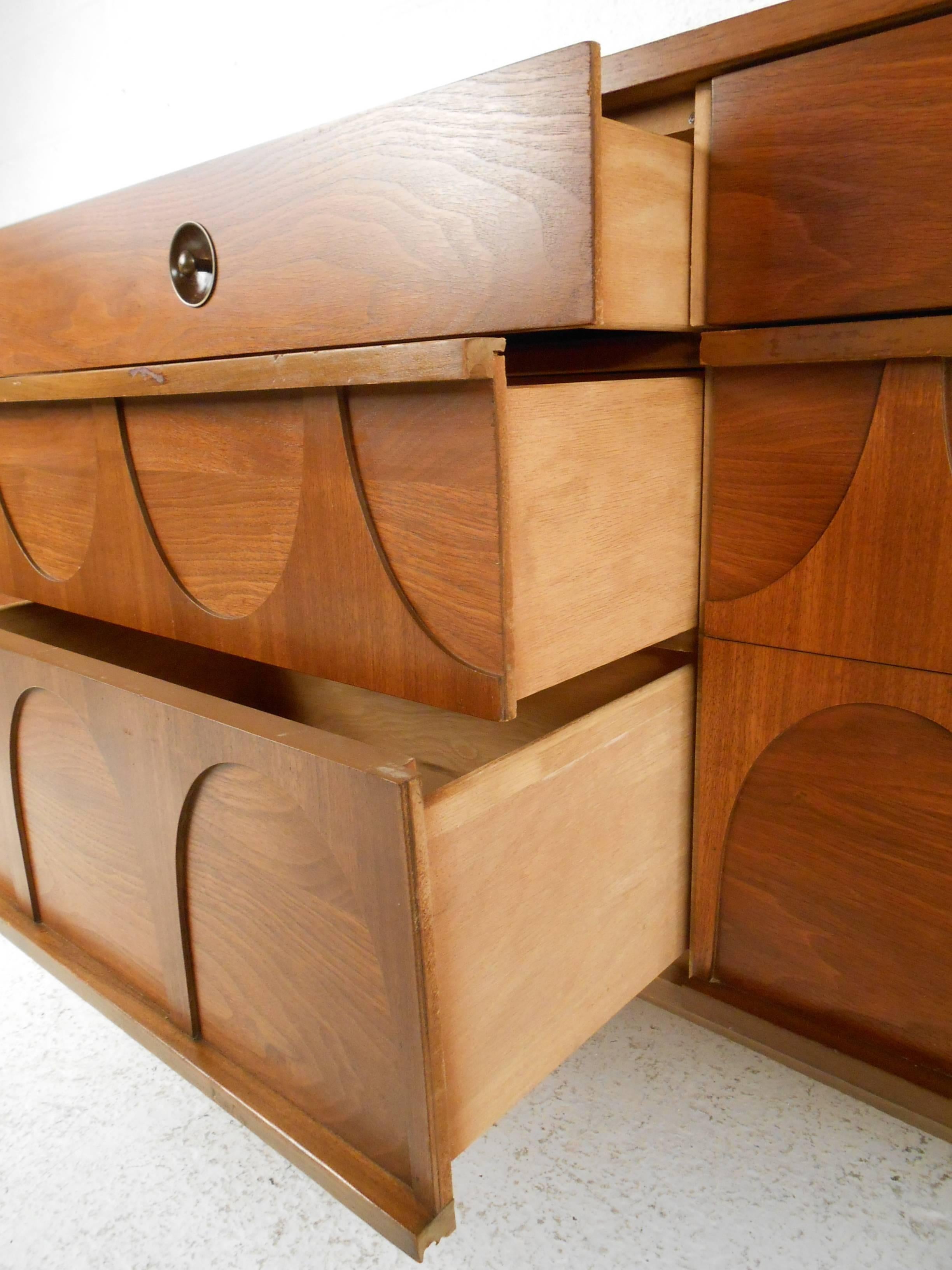 Mid-Century Modern Walnut Nine-Drawer Dresser In Good Condition In Brooklyn, NY