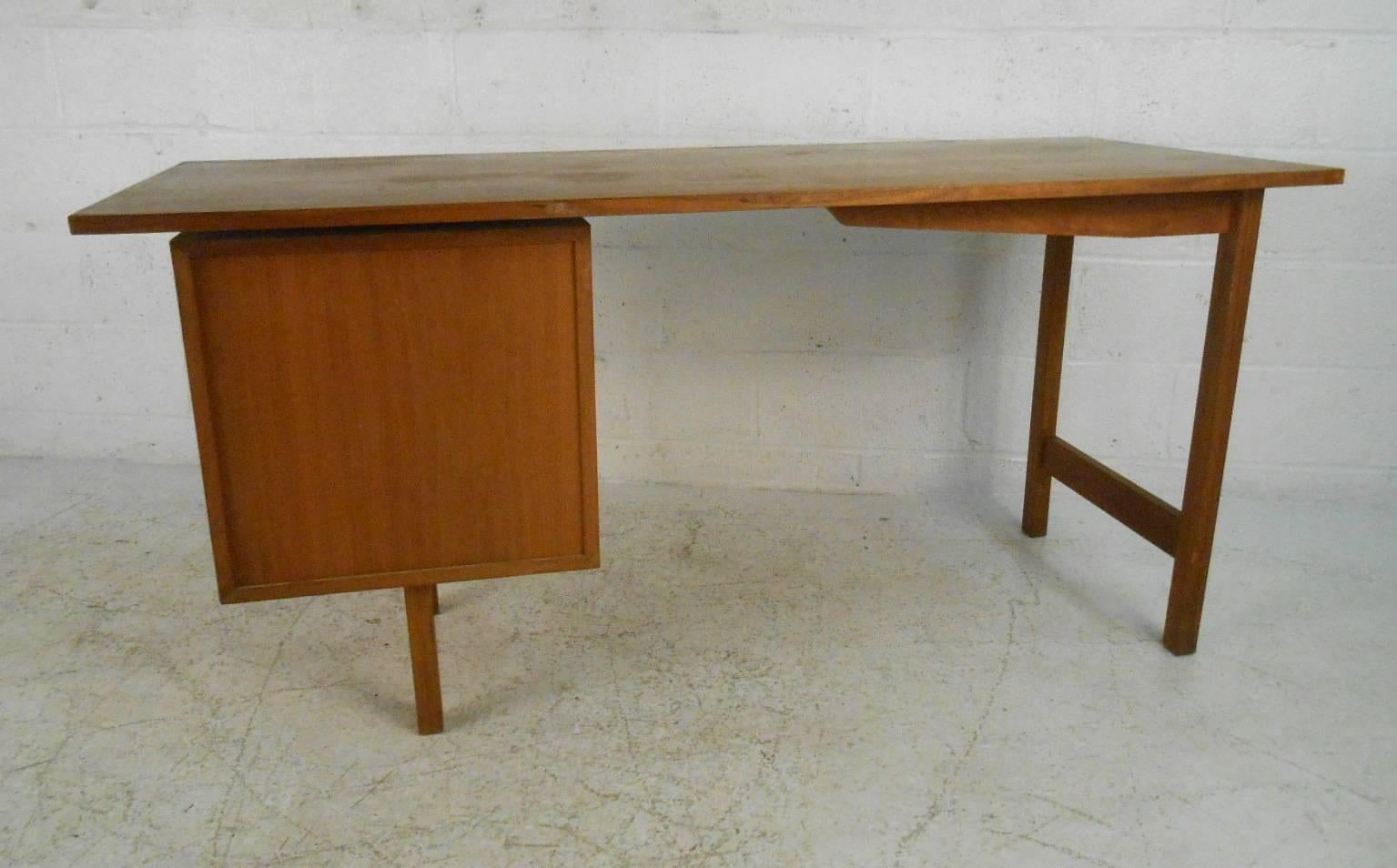 Beautiful Mid-Century Modern Walnut Desk 1