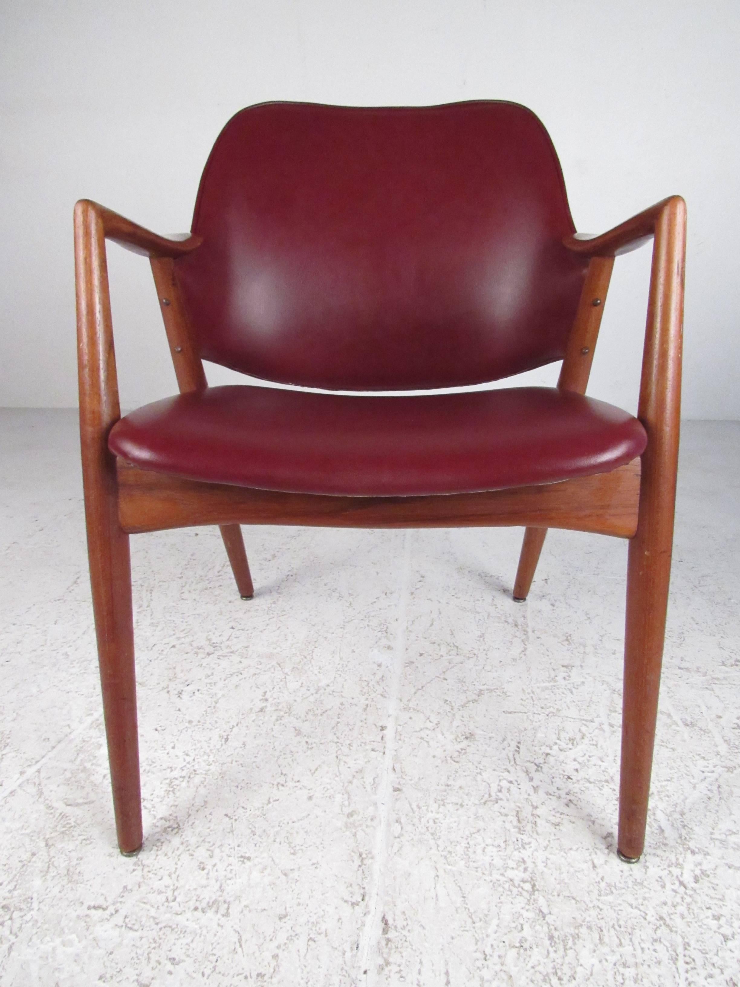 Scandinavian Modern Pair of Mid-Century Barrel Back Teak Armchairs in the Style of Erik Kirkegaard